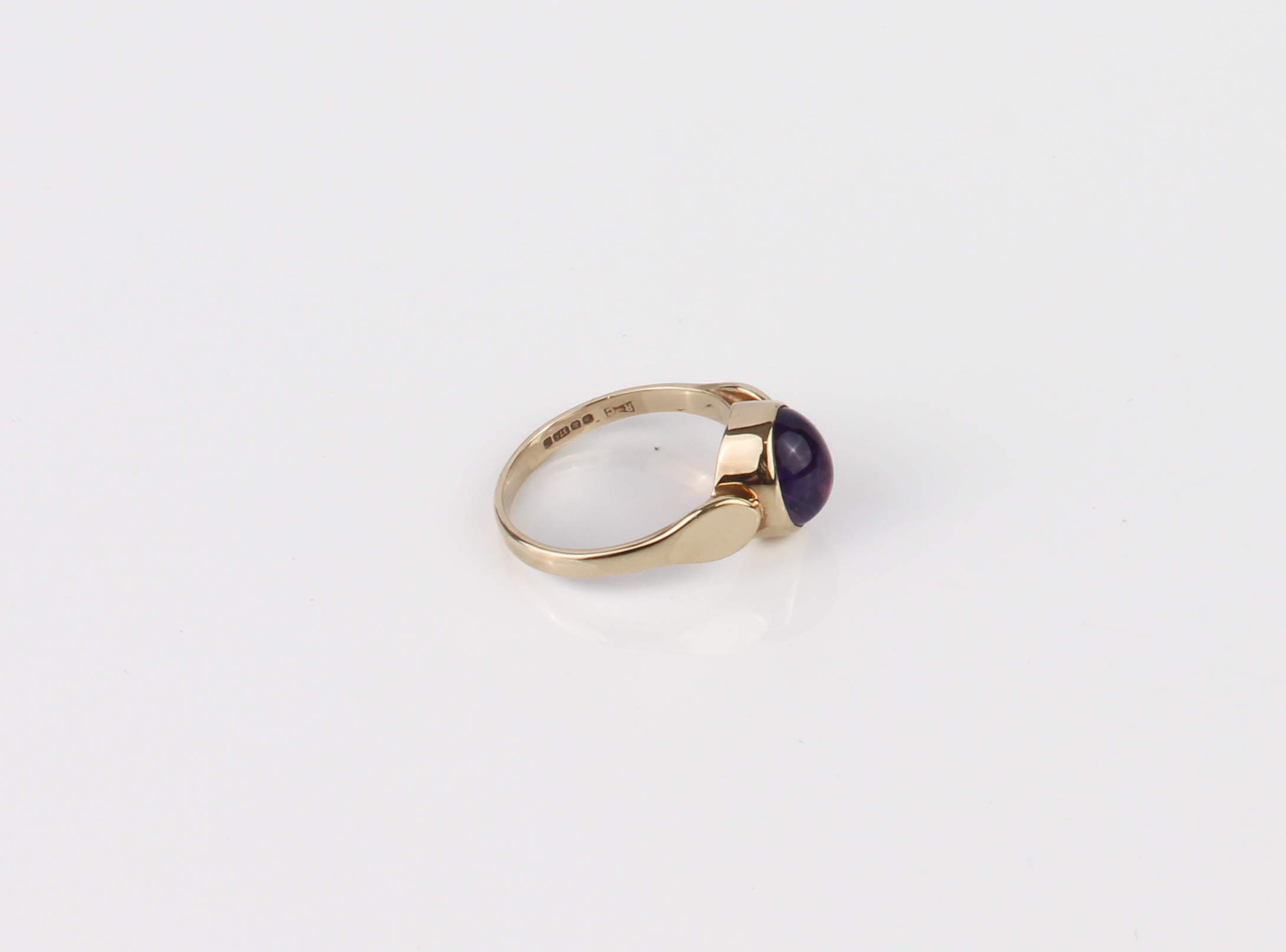 A 9ct gold and amethyst ring - hallmarked Sheffield 1996, the 9 x 7mm cabochon amethyst in a - Bild 2 aus 4