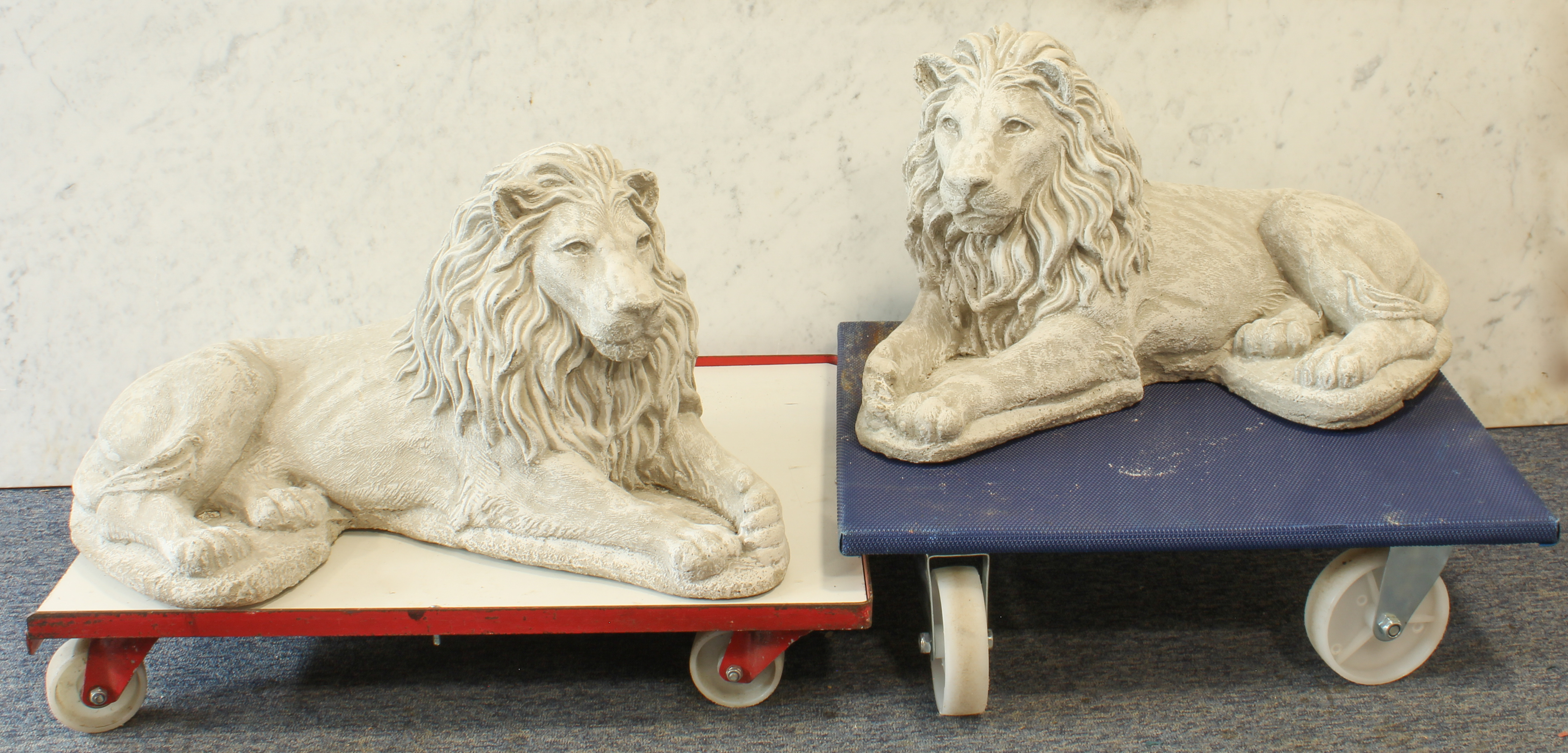 A pair of recumbent garden lion sculptures - cast cement, modern, 64 cm long.