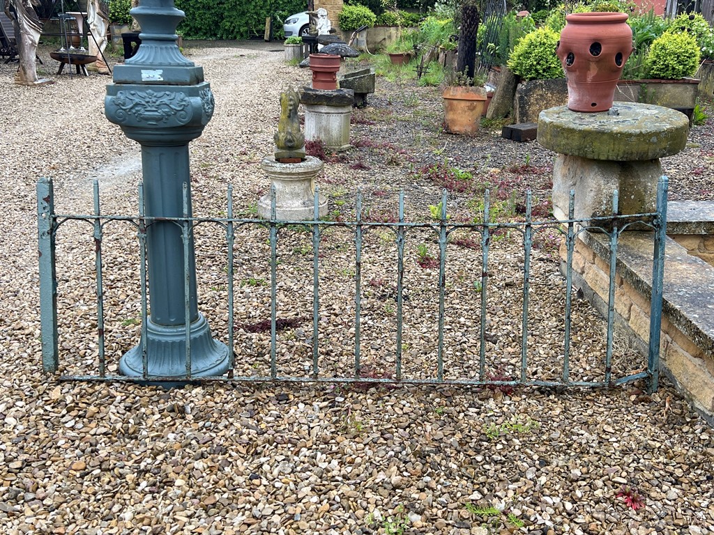 Two lengths of green painted cast iron railings - 202cm long, 74cm high. - Bild 2 aus 2