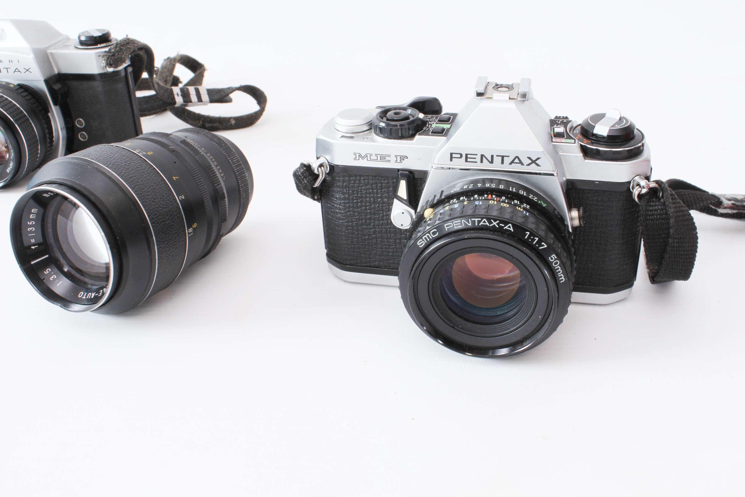 Three 35mm cameras and accessories: a Nikon FE2 with Nikkor f/1.8 50mm lens; a Pentax ME F withSMC - Image 3 of 3