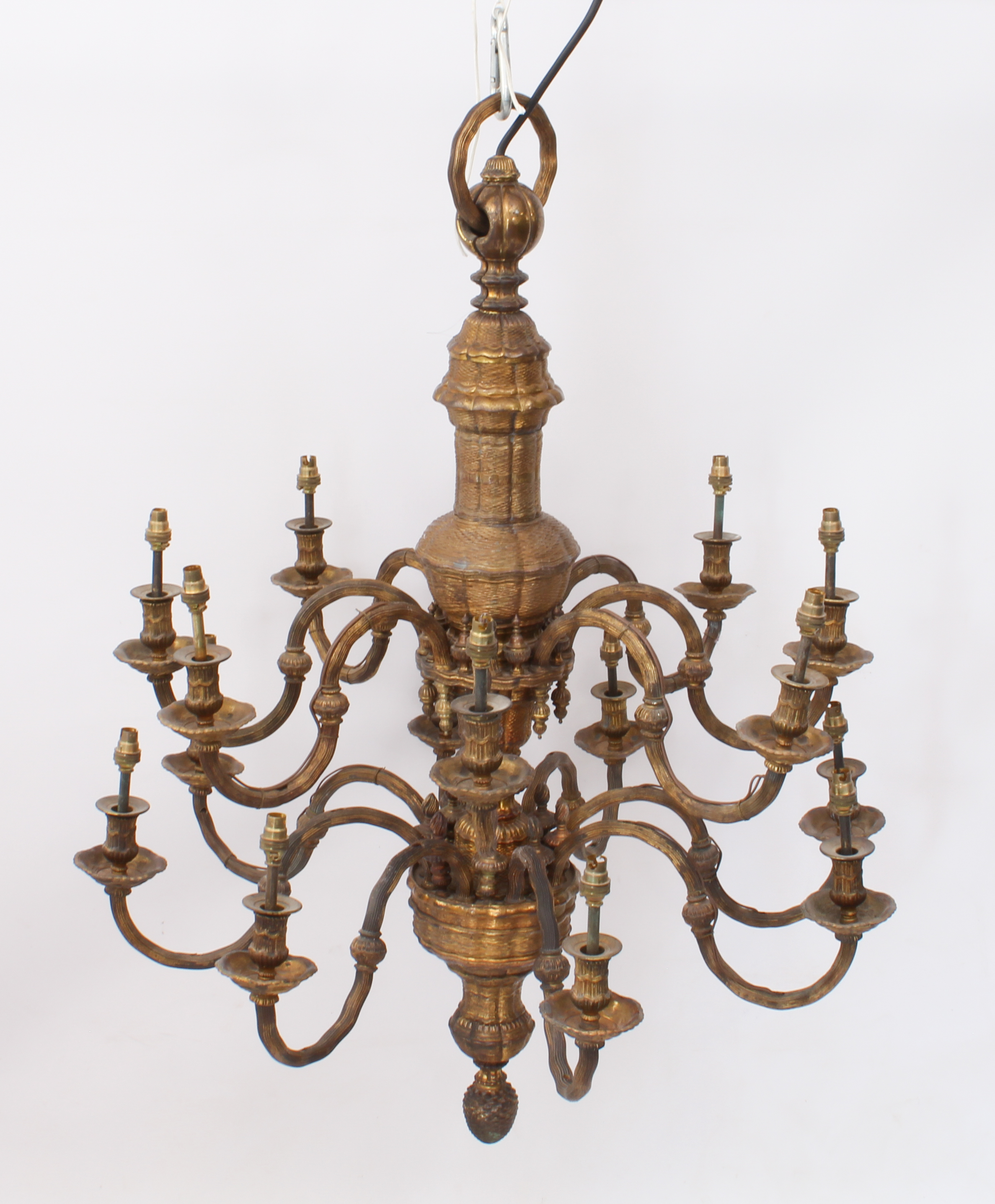 An impressive early 20th century sixteen-light gilt two-tier brass chandelier - the sixteen - Bild 2 aus 6