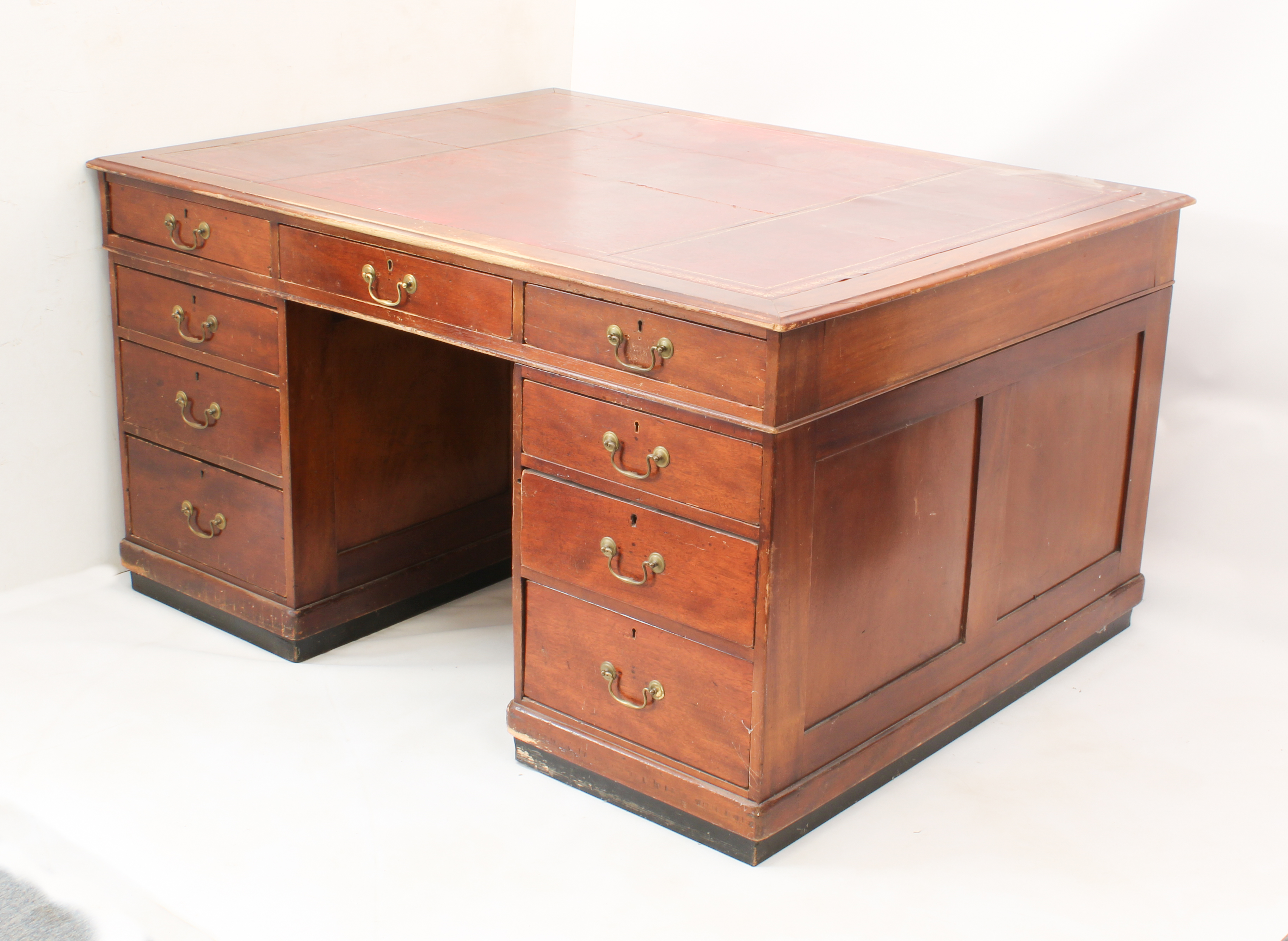 A mid-century mahogany partners' desk - the top with three frieze drawers to either side and an - Bild 2 aus 5