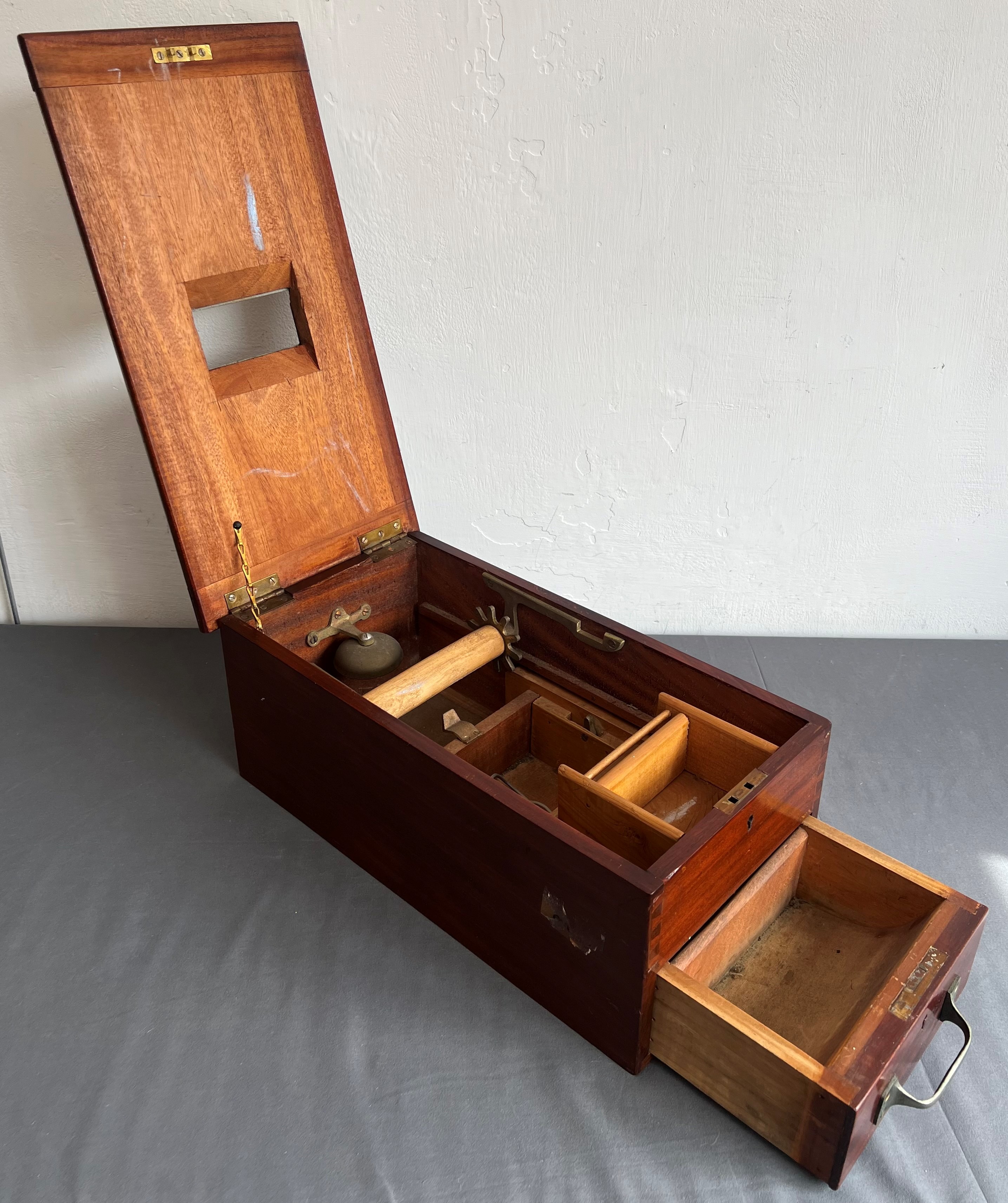 An antique mahogany counter top shop till - with plated fittings, 44.5 x 23.5 x 17.5 cm. - Image 4 of 4