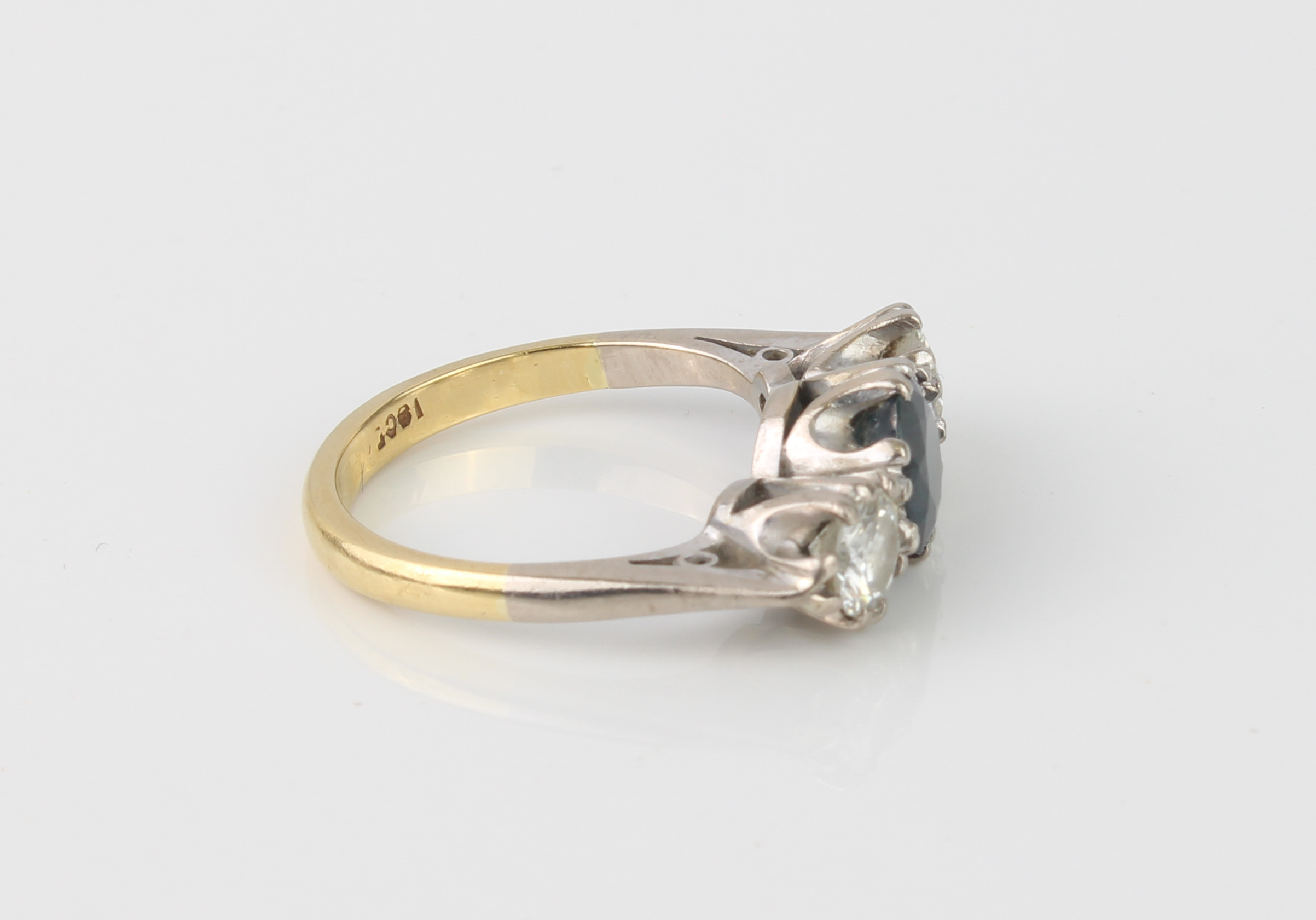 An 18ct white and yellow gold, sapphire and diamond three stone ring - the central 7mm round cut - Bild 3 aus 4