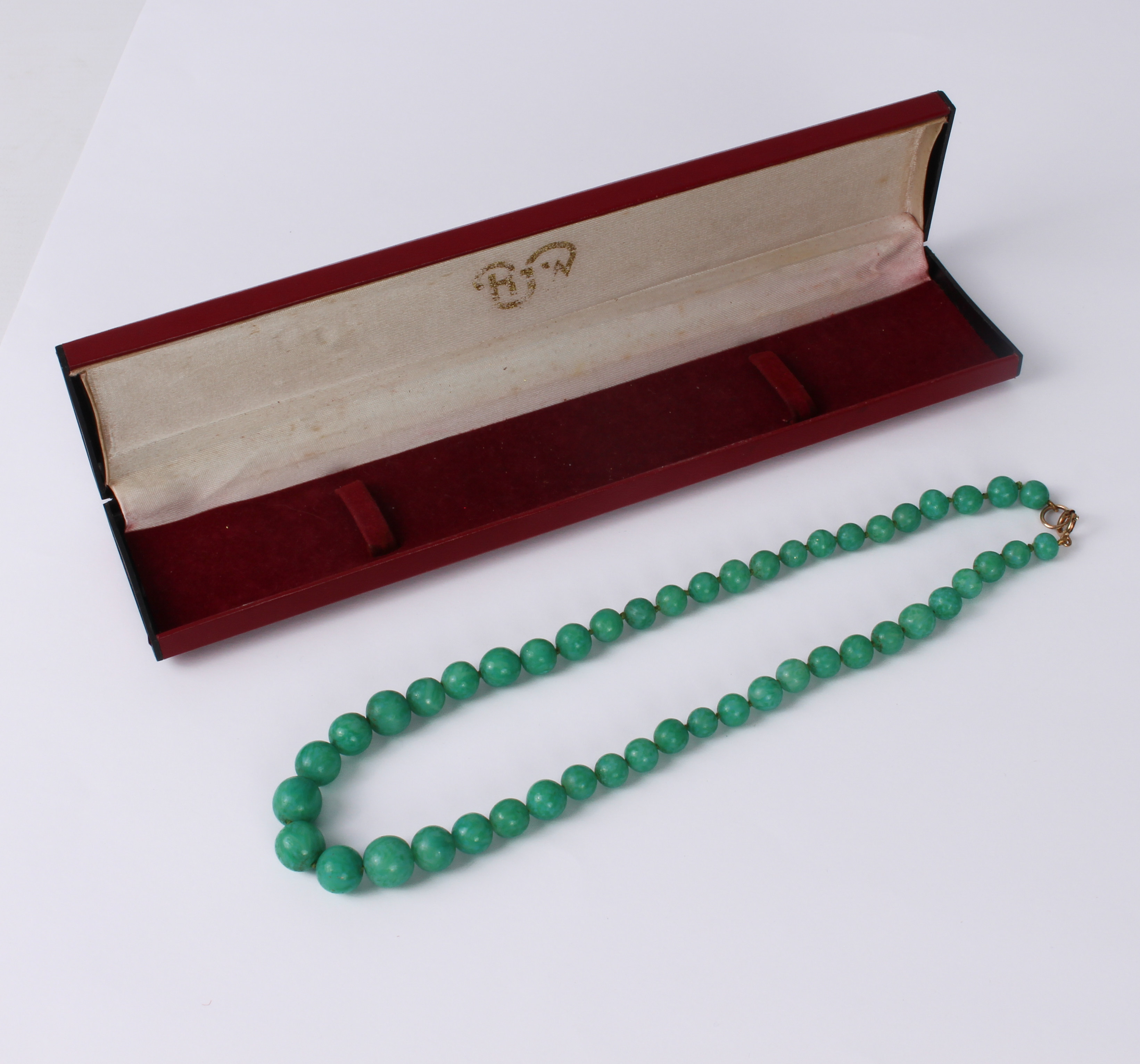 A vintage green glass jade-style bead necklace - mid-century, with 9ct gold clasp, 45.75 cm long; - Bild 3 aus 3