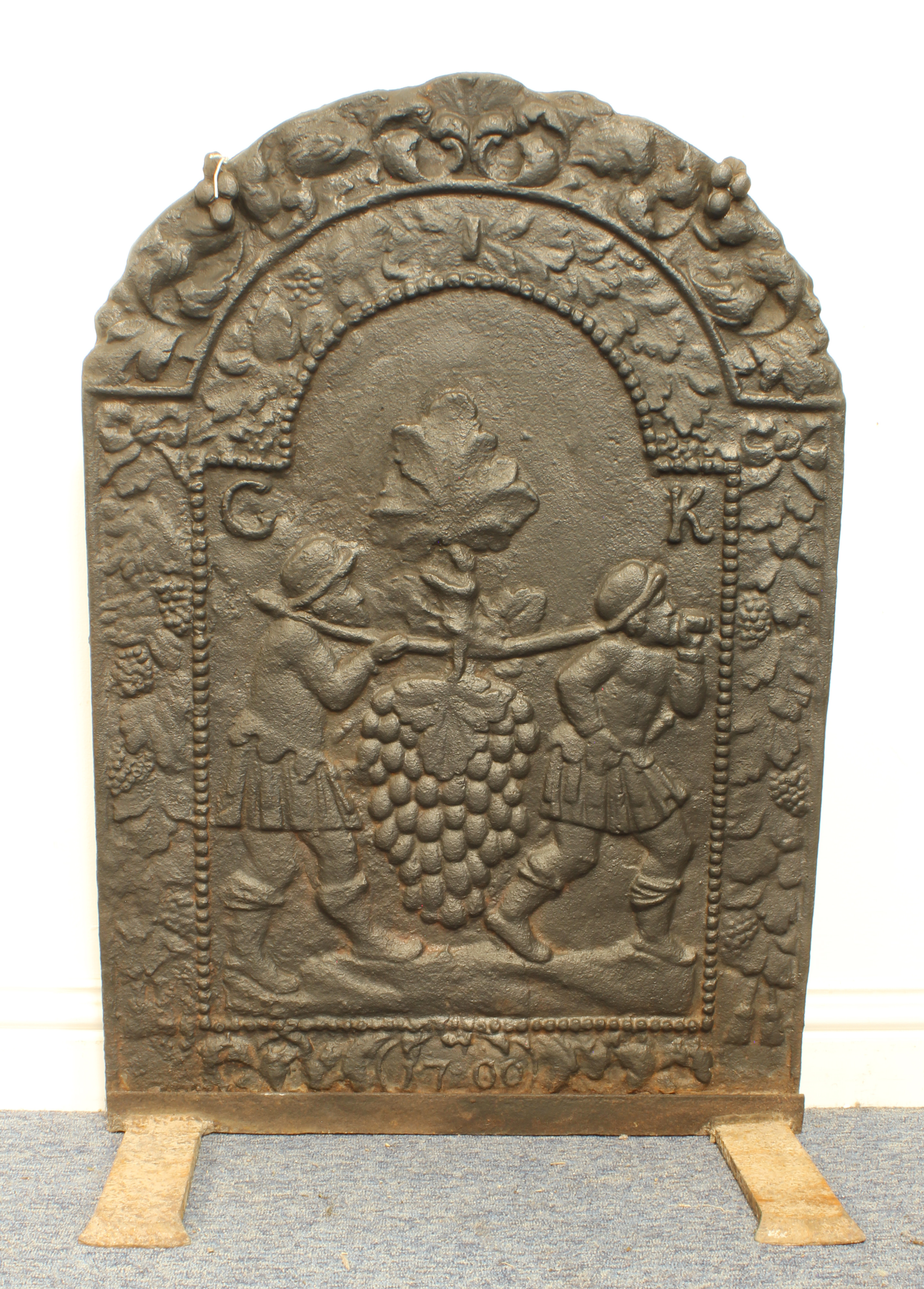 A cast iron fireback with wrought iron grate and firedogs - the arched fireback with cast decoration - Image 3 of 8