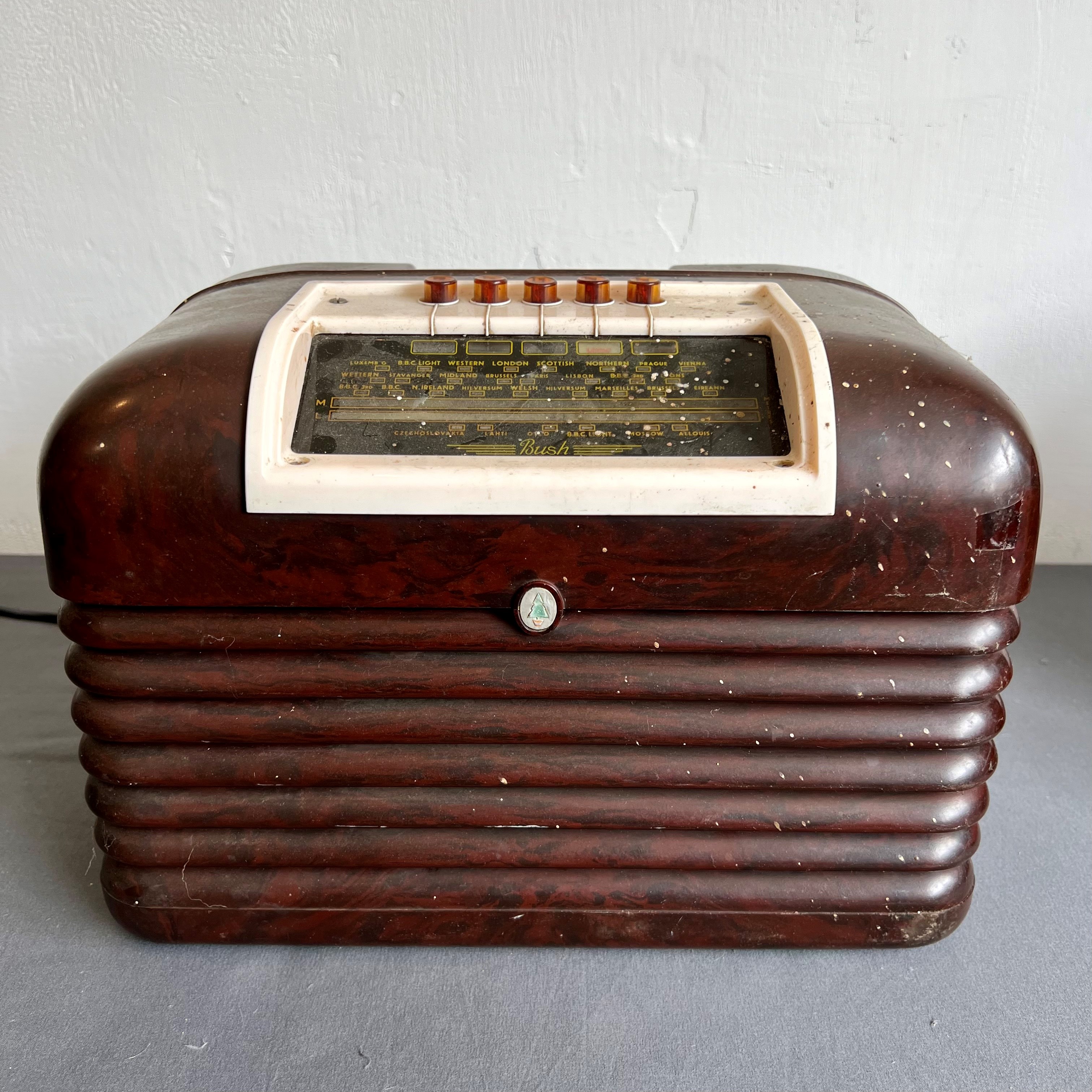 Two Bush bakelite radios - 1950s, comprising a DAC 90A and a DAC 10, both with brown bakelite cases, - Bild 3 aus 8