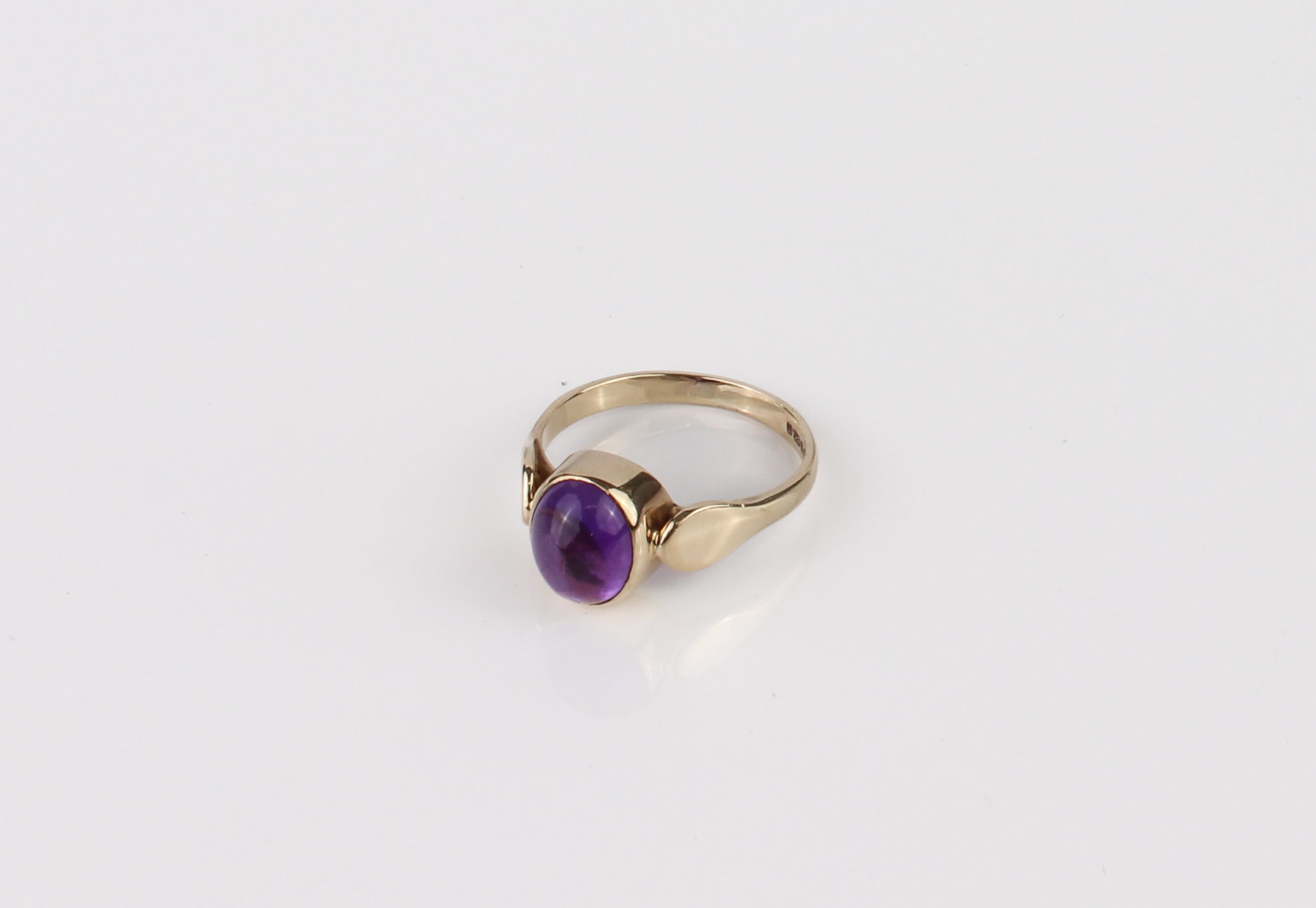 A 9ct gold and amethyst ring - hallmarked Sheffield 1996, the 9 x 7mm cabochon amethyst in a - Bild 4 aus 4
