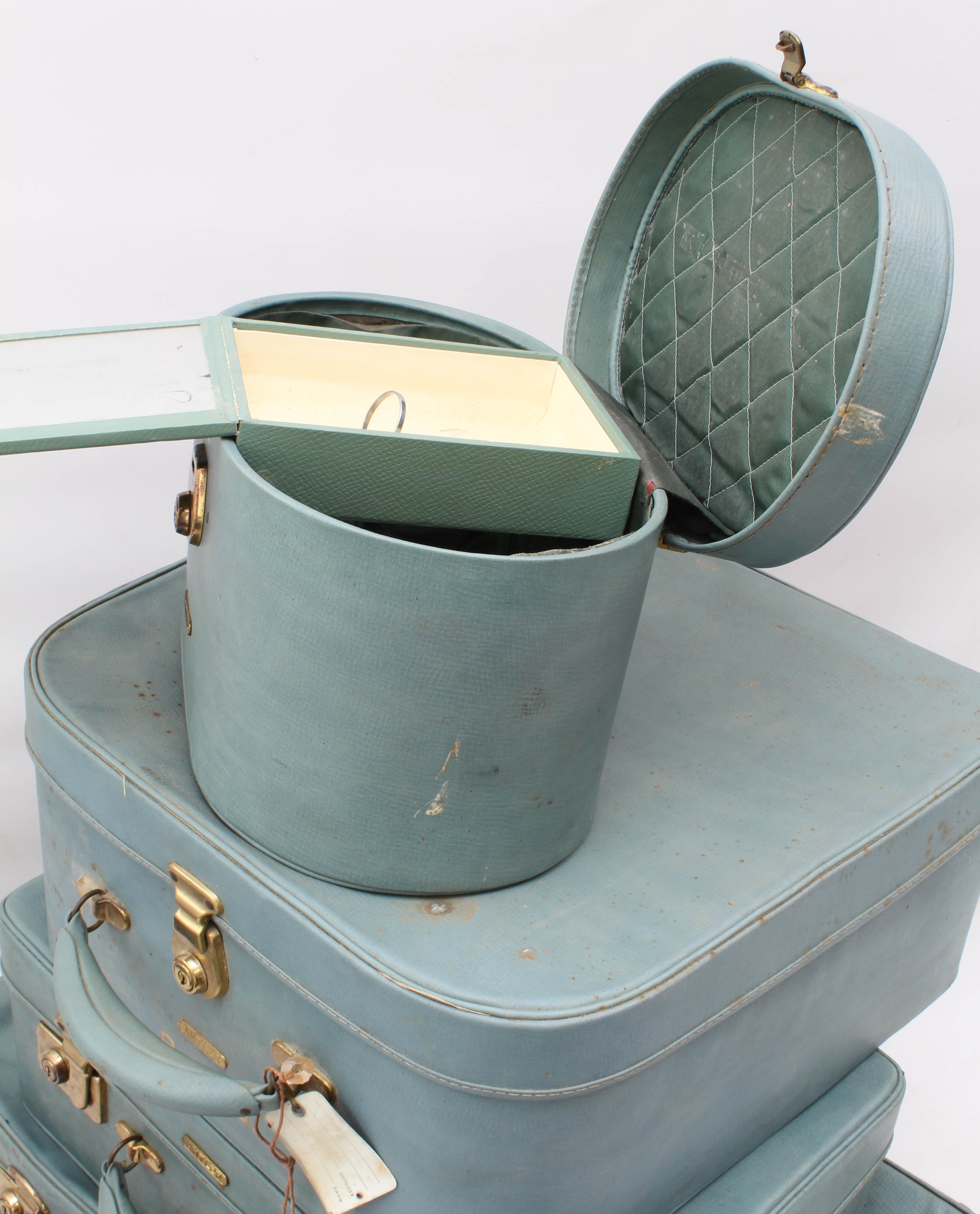 A five-piece set of vintage 1950s Antler luggage in turquoise vinyl - all with quilted fabric - Image 3 of 5