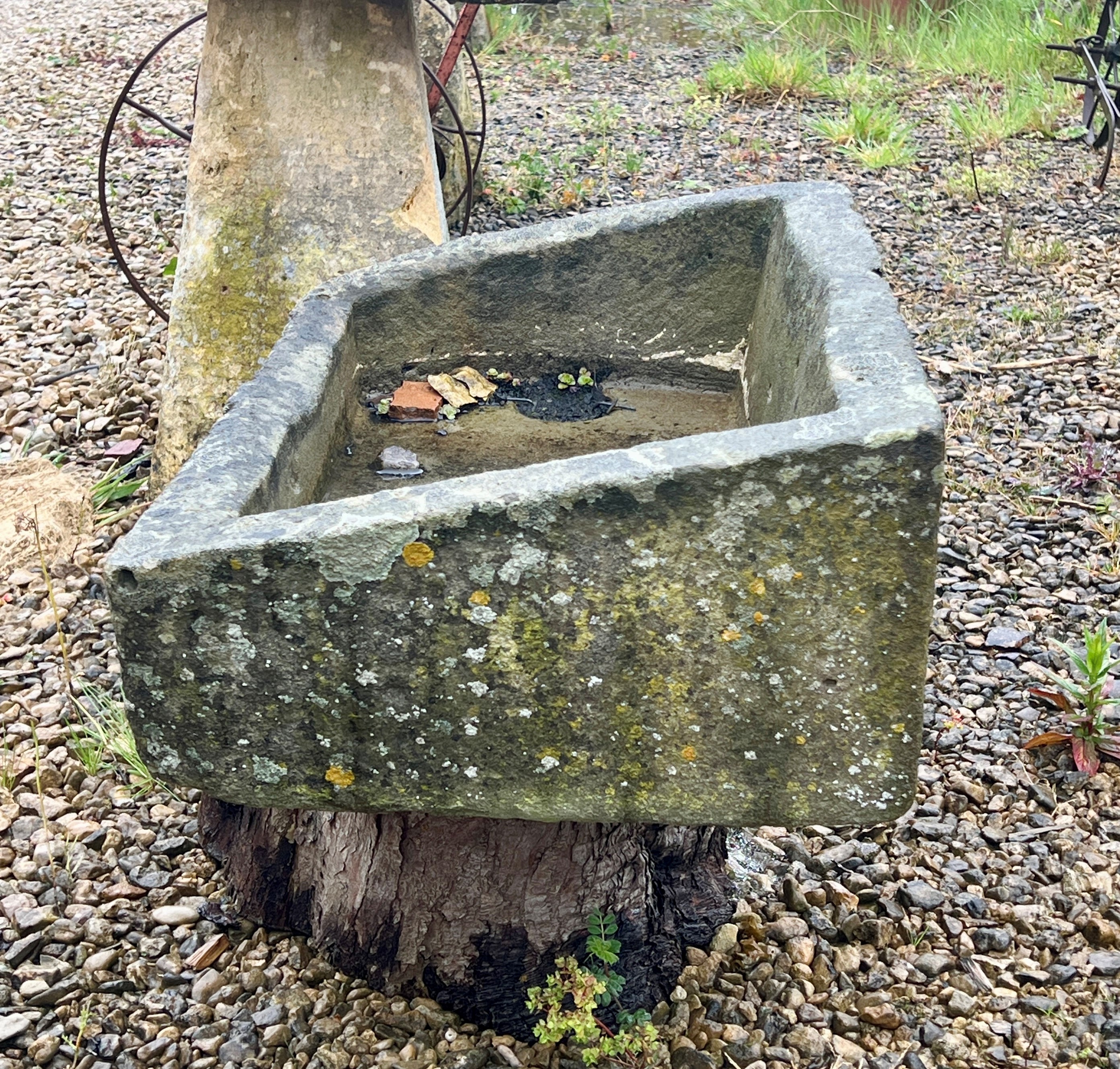 A composite rectangular trough of slightly sloped form - 72cm x 46cm x 22cm high, the front face - Bild 2 aus 3