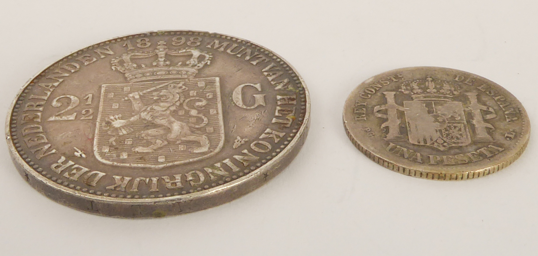 An 1898 silver 2½ gulden (.945) and an 1893 peseta (.835) - Image 2 of 4