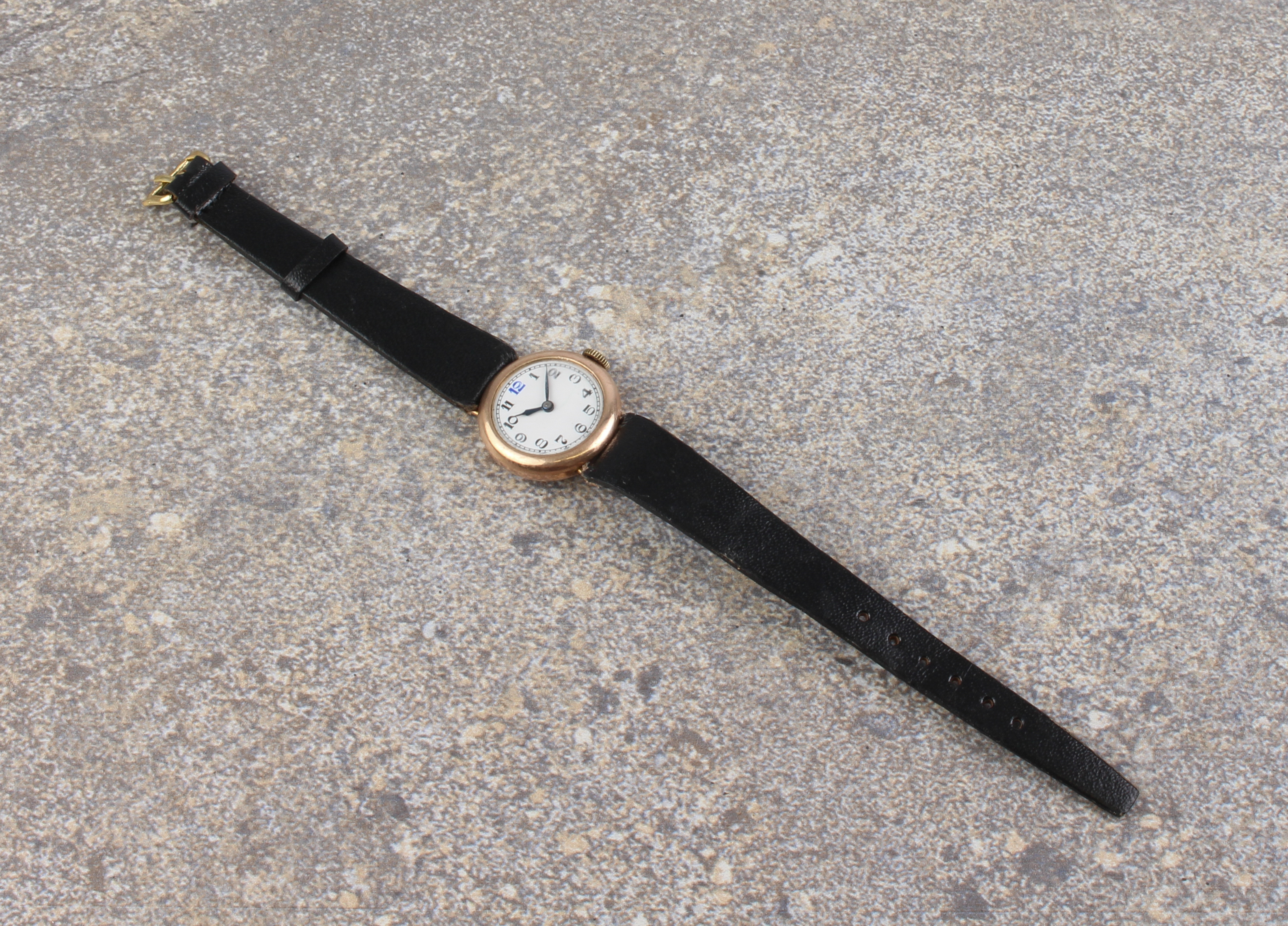 A ladies 9ct rose gold watch, in working order.
