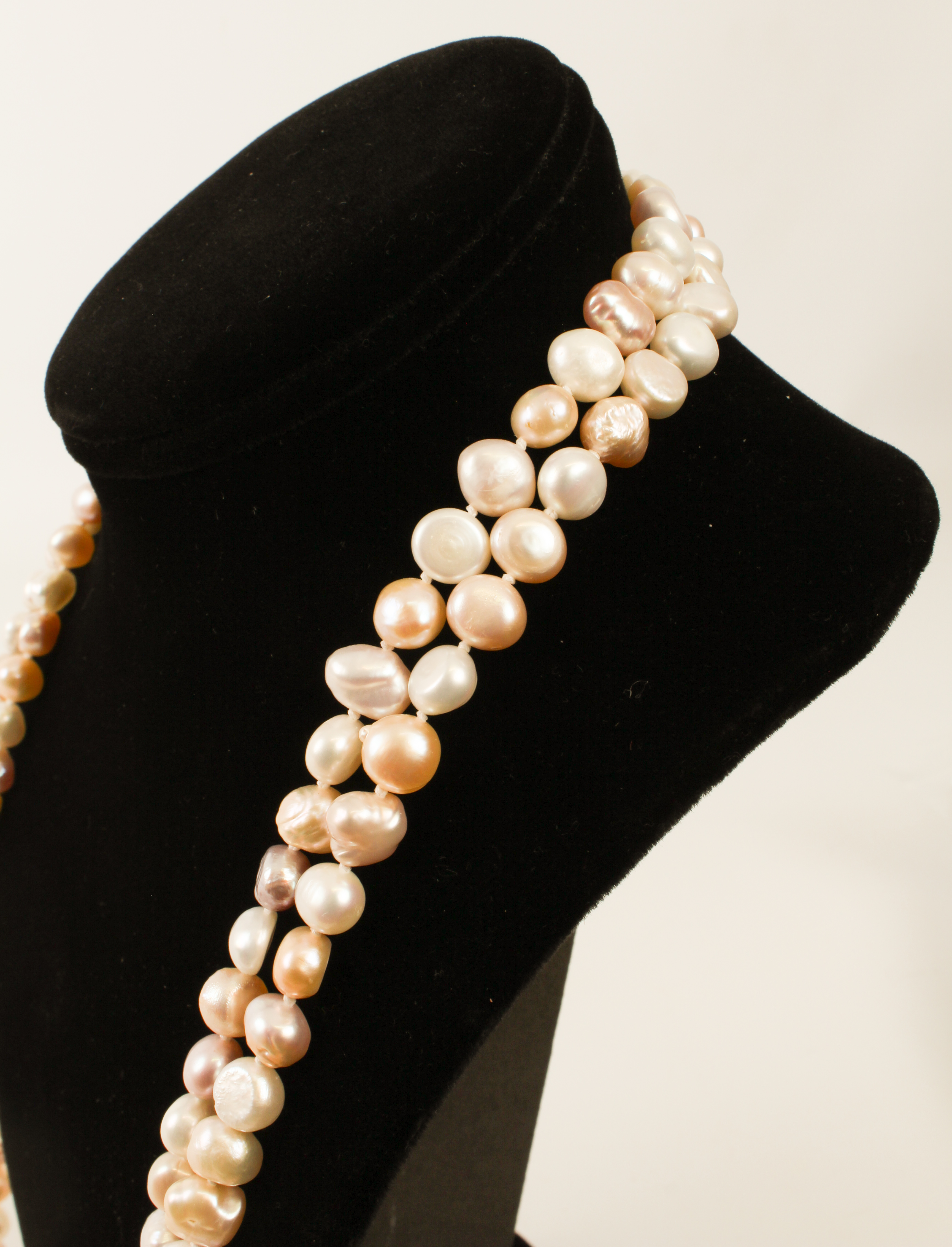 A long single-strand freshwater pearl necklace - with baroque-style pearls of varying pink and ivory - Bild 2 aus 2