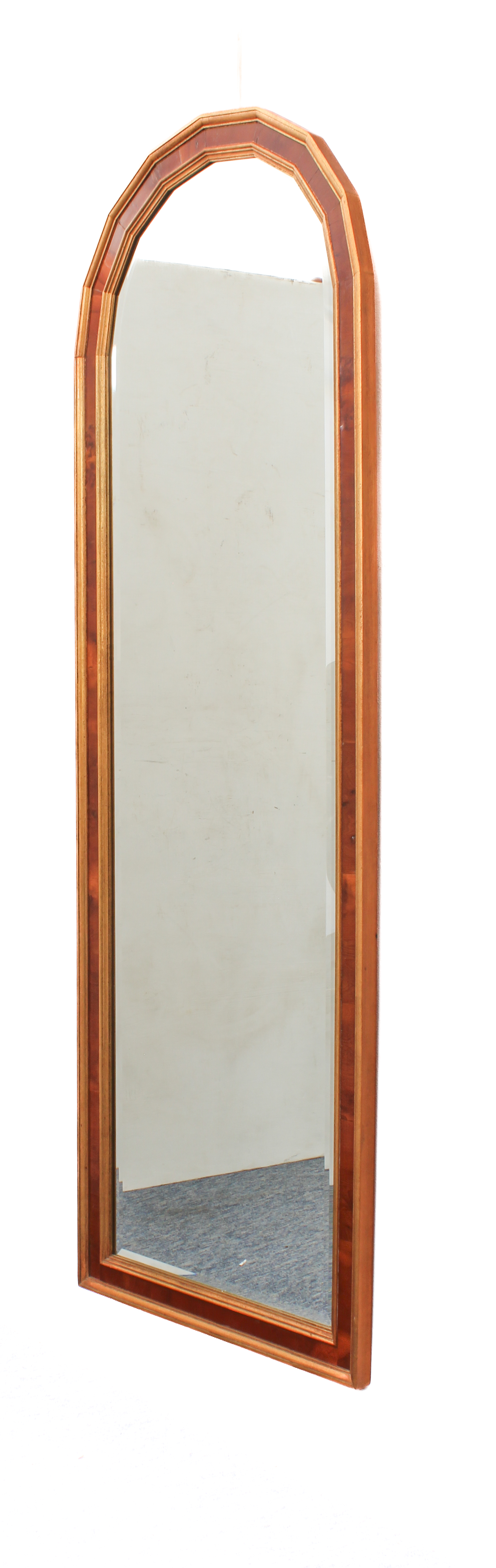 A yew veneered and parcel-gilt arched mirror - modern, with bevelled plate. (133 x 45.5 cm) - Bild 2 aus 4