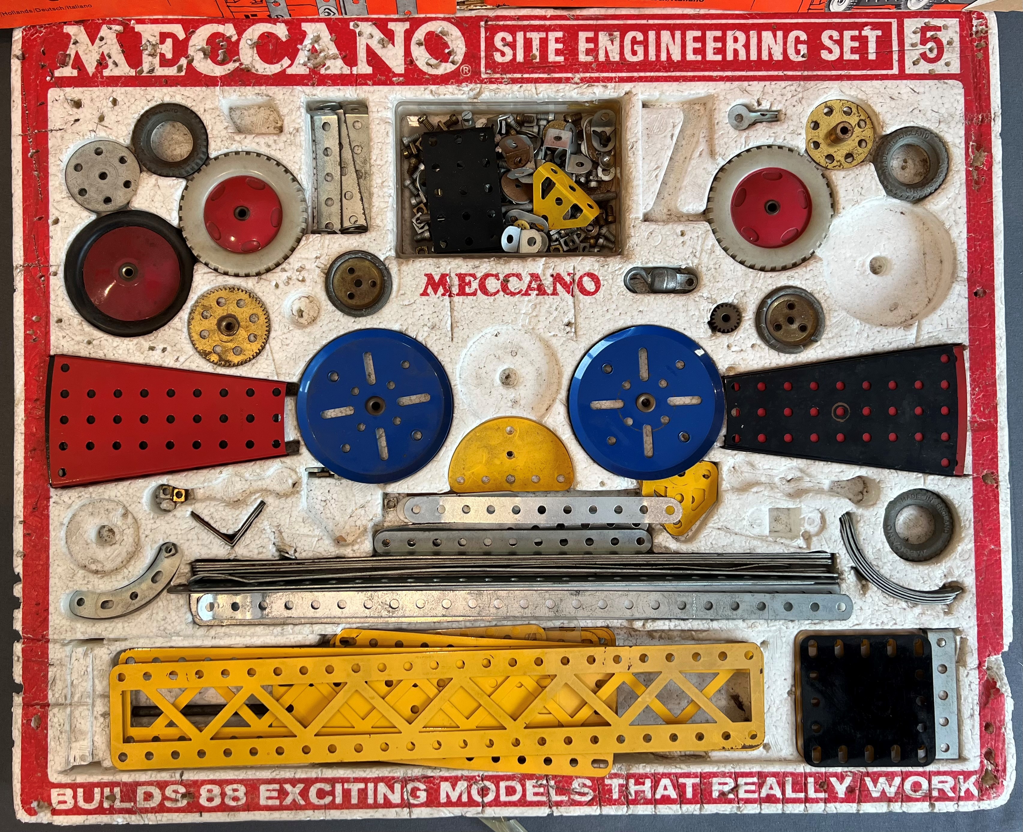 A 1960s Meccano set - Site Engineering Set 5, part-complete, with polystyrene tray, no lid, with - Bild 2 aus 5