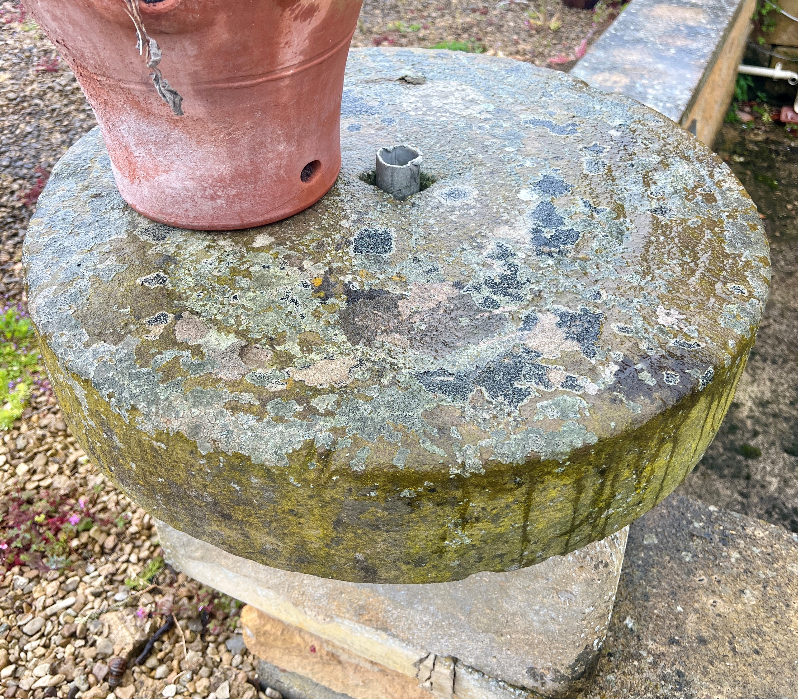 A water feature base - with a circular grinding stone and on a shaped base. Base: 50cmW x 31cmD x - Image 2 of 2