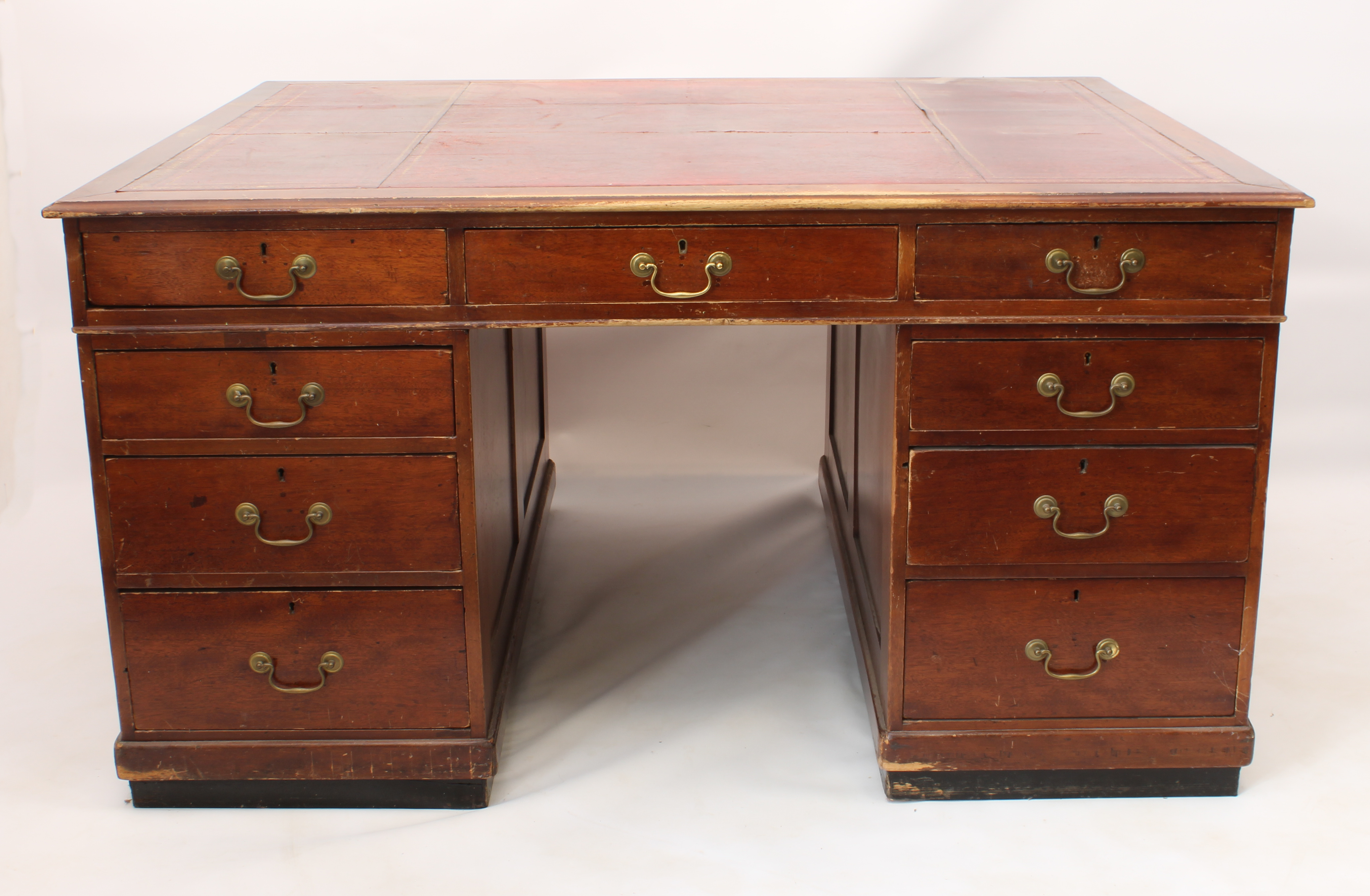 A mid-century mahogany partners' desk - the top with three frieze drawers to either side and an - Bild 4 aus 5