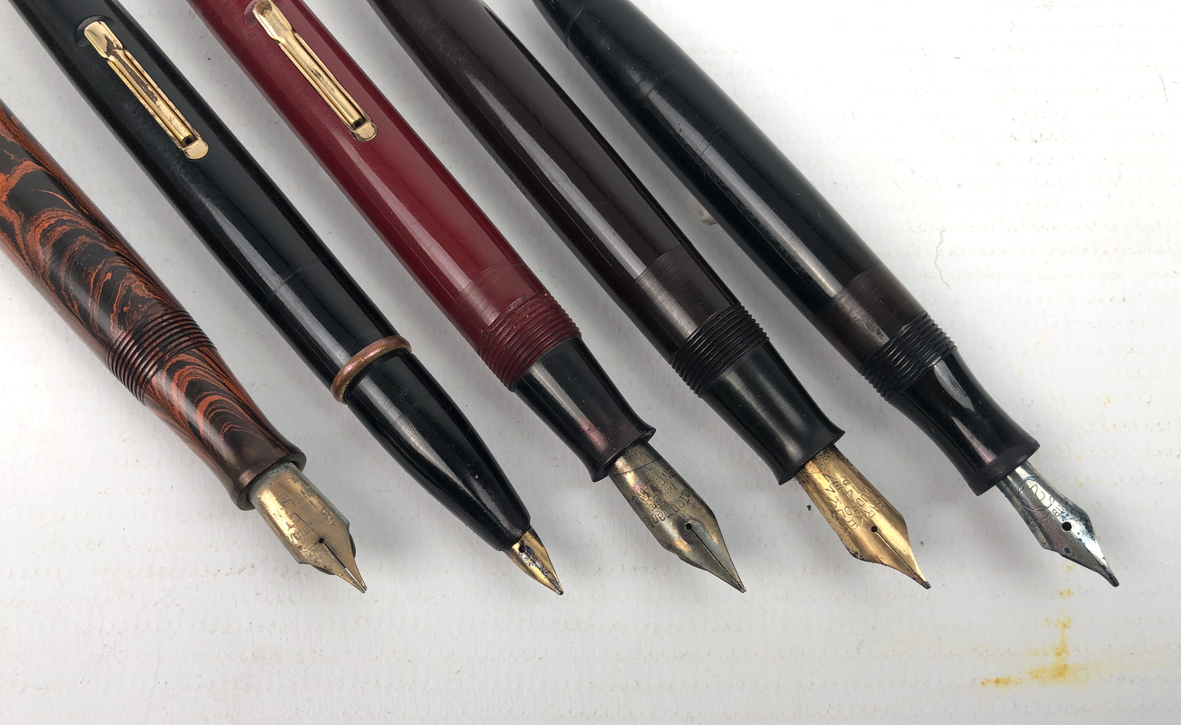 Five vintage fountain pens and a propelling pencil: a Mont Blanc 342 piston filler with red - Image 3 of 4