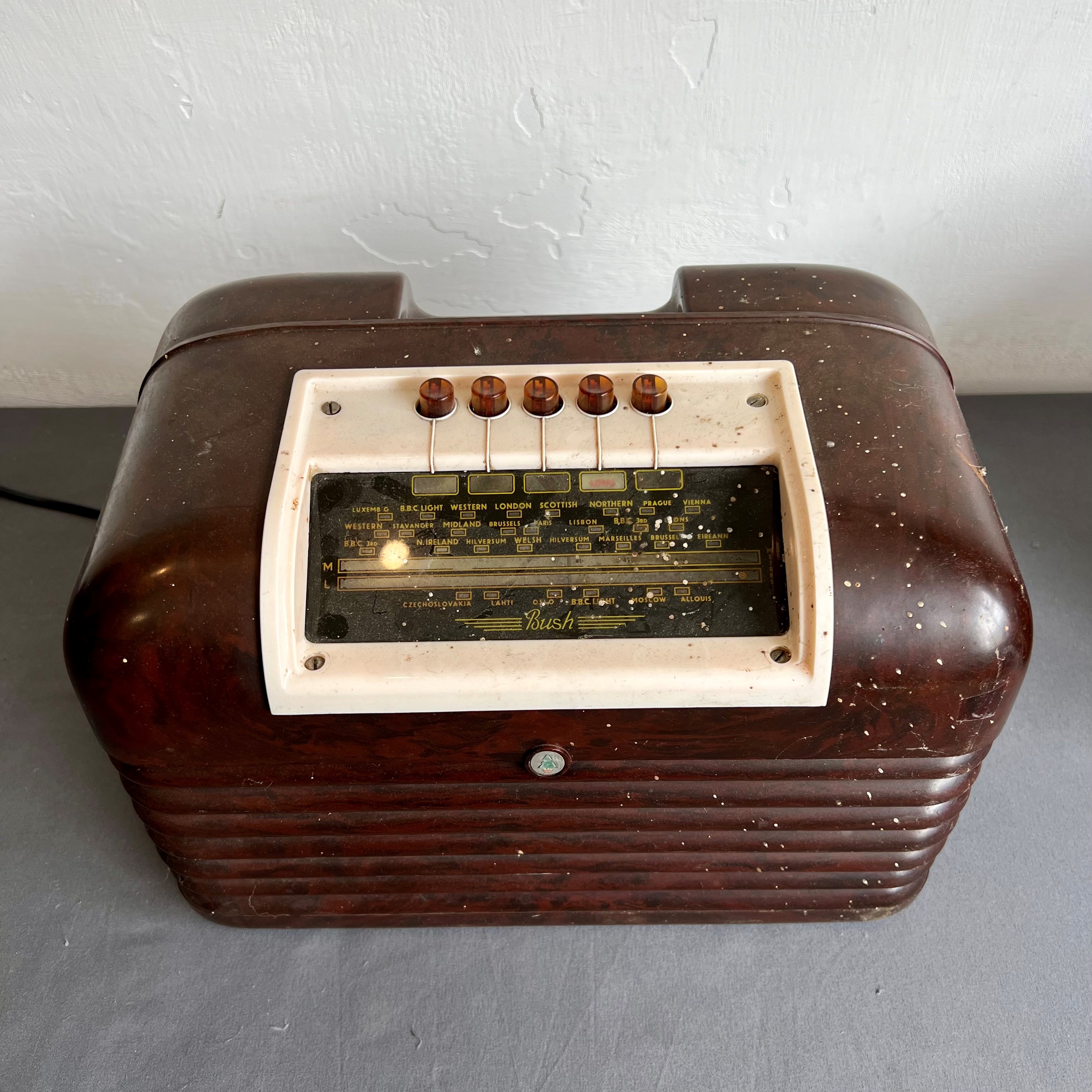 Two Bush bakelite radios - 1950s, comprising a DAC 90A and a DAC 10, both with brown bakelite cases, - Bild 4 aus 8