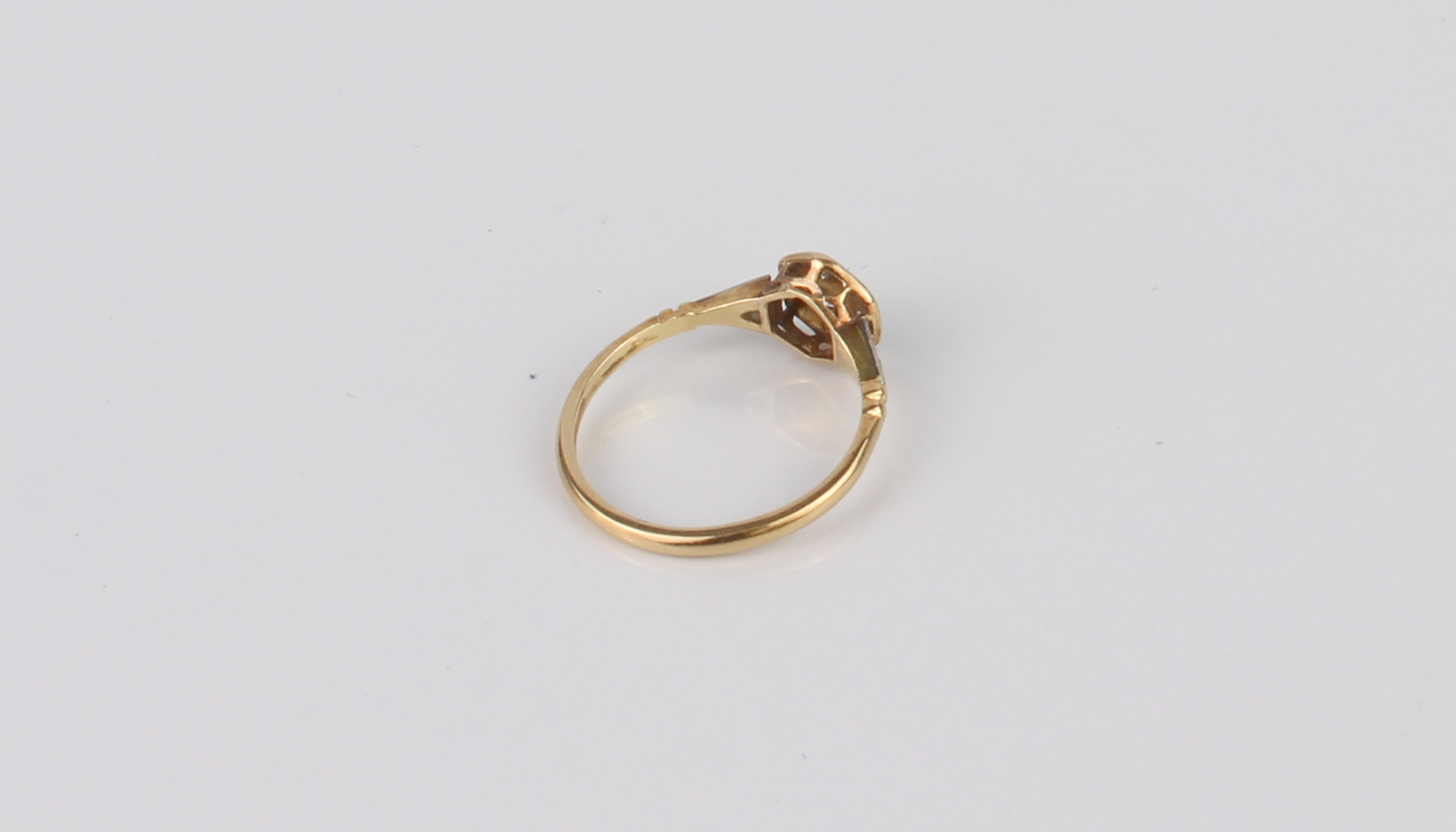 A mid-century 18ct yellow gold and diamond cluster ring - 1930s-40s, unmarked, tests as 18ct gold, - Bild 3 aus 4