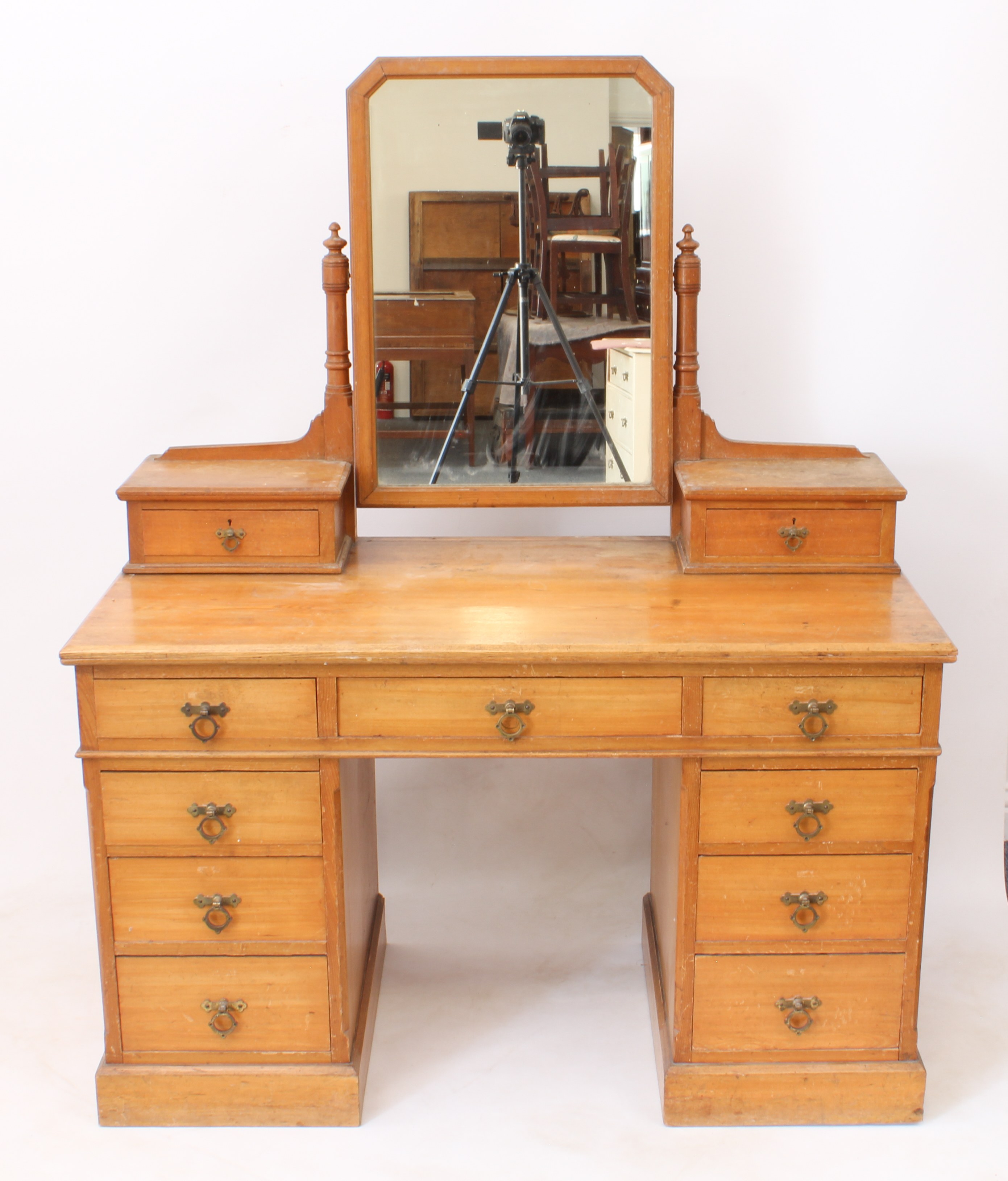A late-19th century ash dressing-table - the back with rectangular mirror with clipped top - Bild 2 aus 3