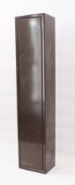 A painted steel four-gun security cabinet - with three keys. (LWH 27 x 20 x 130 cm)