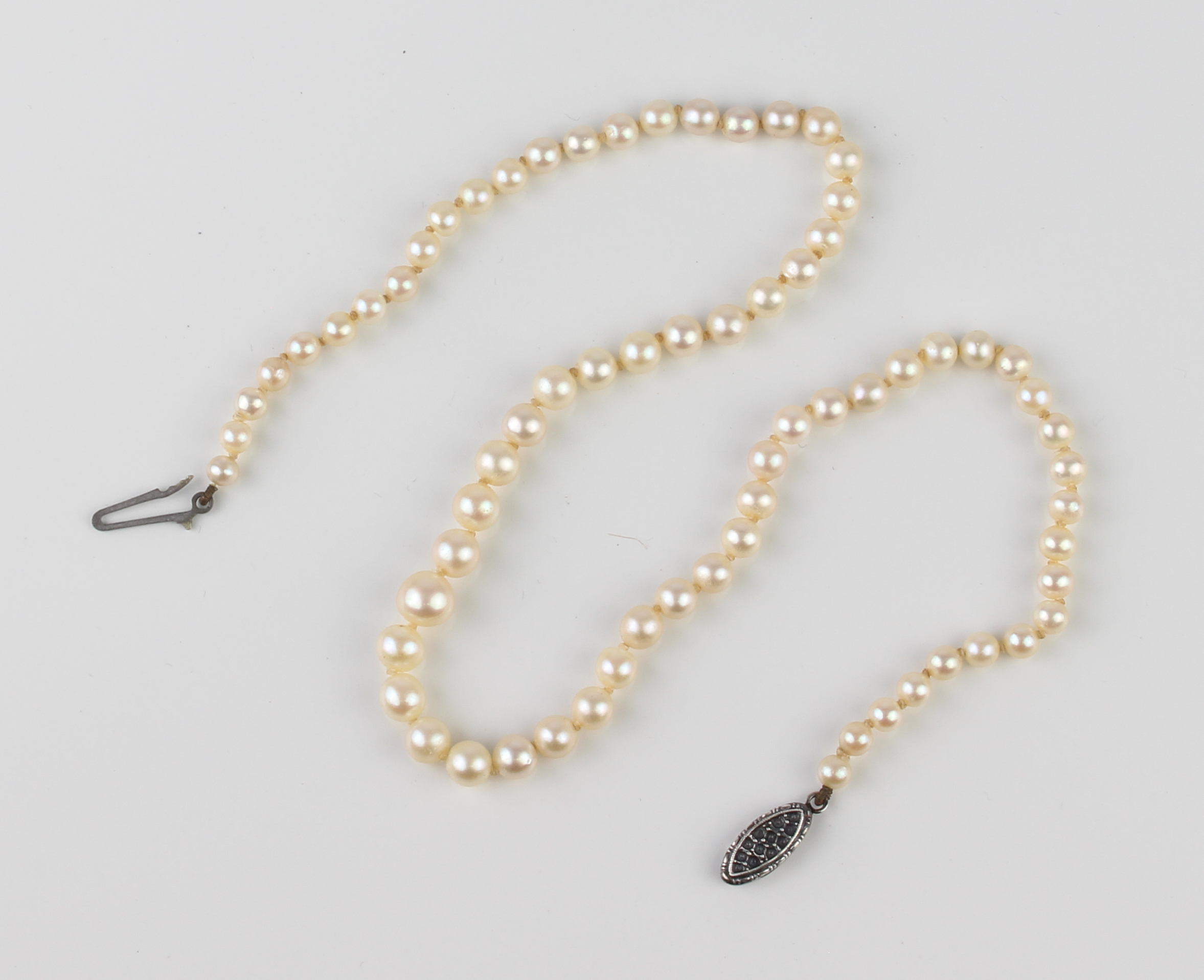 A vintage mid-century graduated cultured pearl necklace - 1920s-30s, single strand, the pearls - Bild 2 aus 2