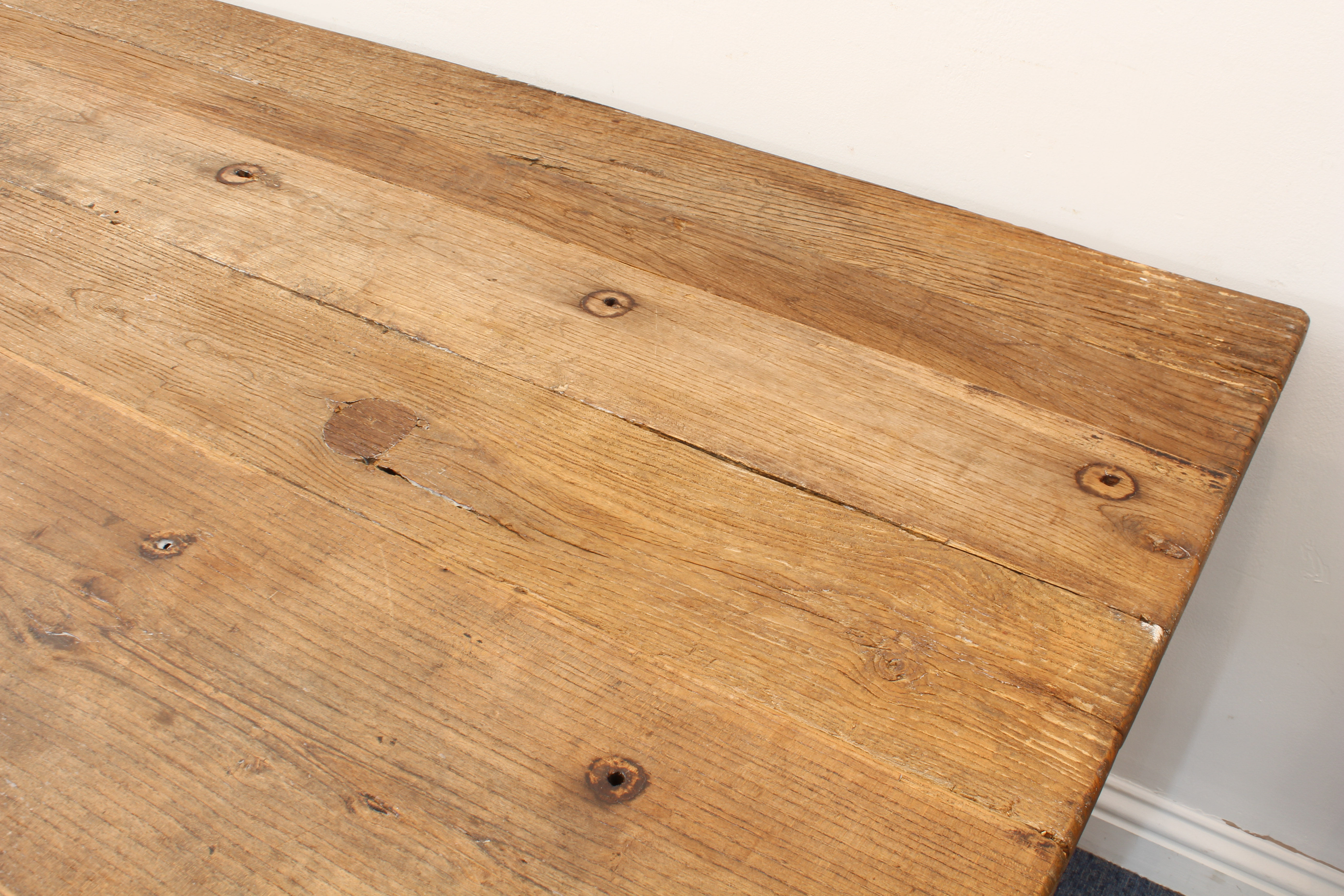 An oak farmhouse kitchen dining table in 19th century style - the rustic, planked top raised on an - Bild 4 aus 7