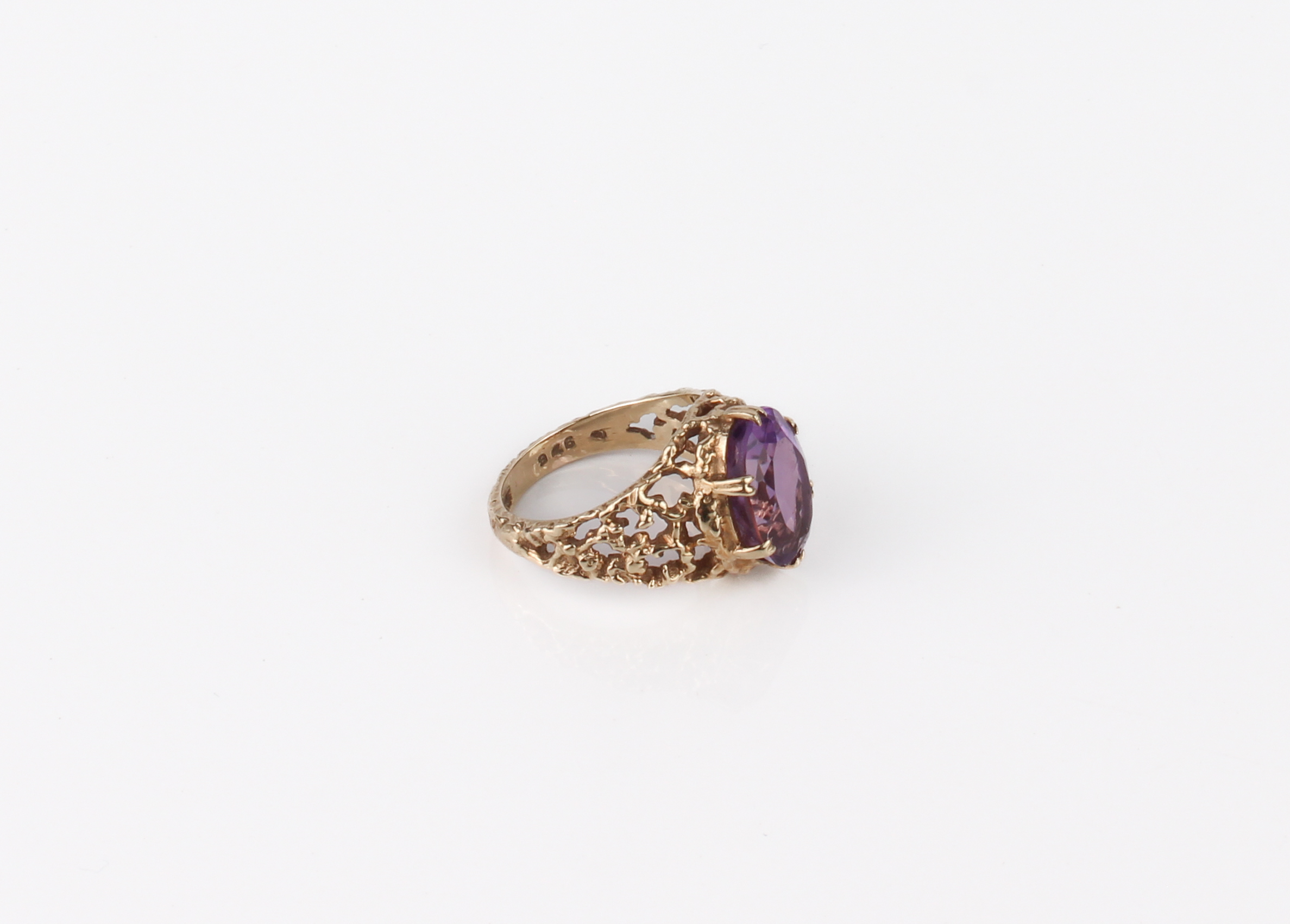 A vintage 9ct gold and amethyst ring - hallmarked 1978, the oval cut 13.5 x 9.5 mm amethyst claw-set - Bild 3 aus 4