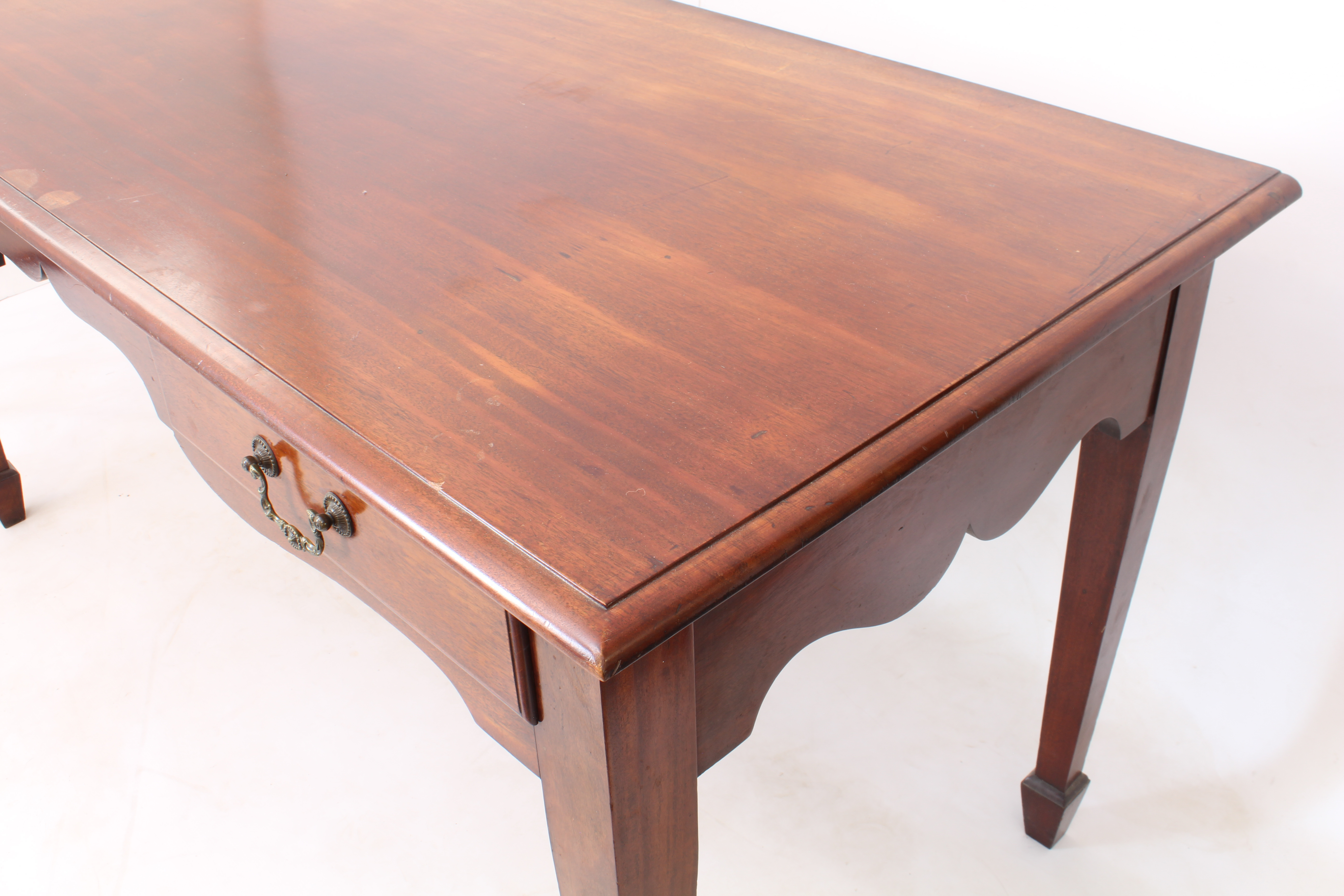 An Edwardian mahogany two-drawer library or writing table - the moulded top over two frieze - Bild 3 aus 4