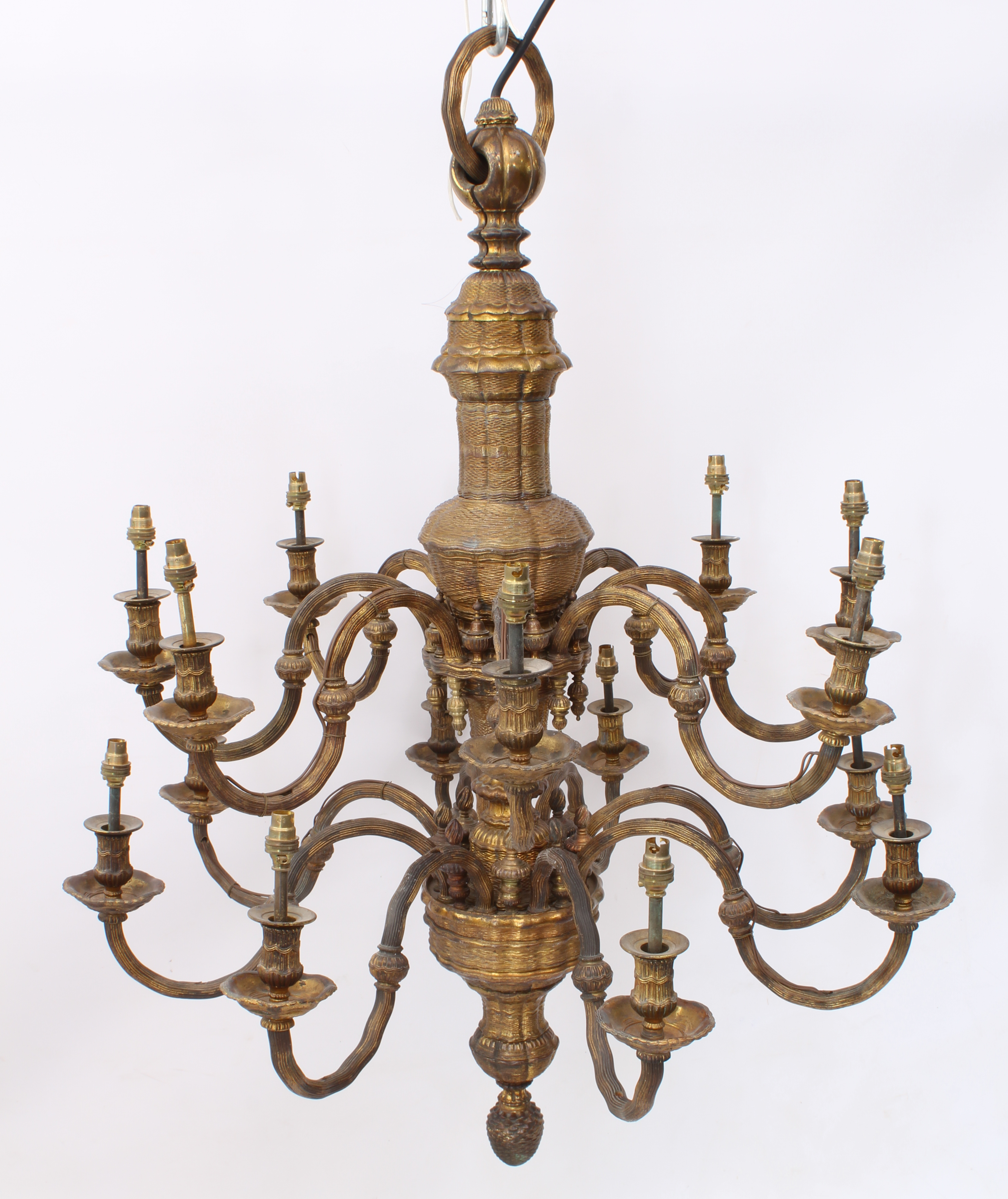 An impressive early 20th century sixteen-light gilt two-tier brass chandelier - the sixteen - Bild 4 aus 6