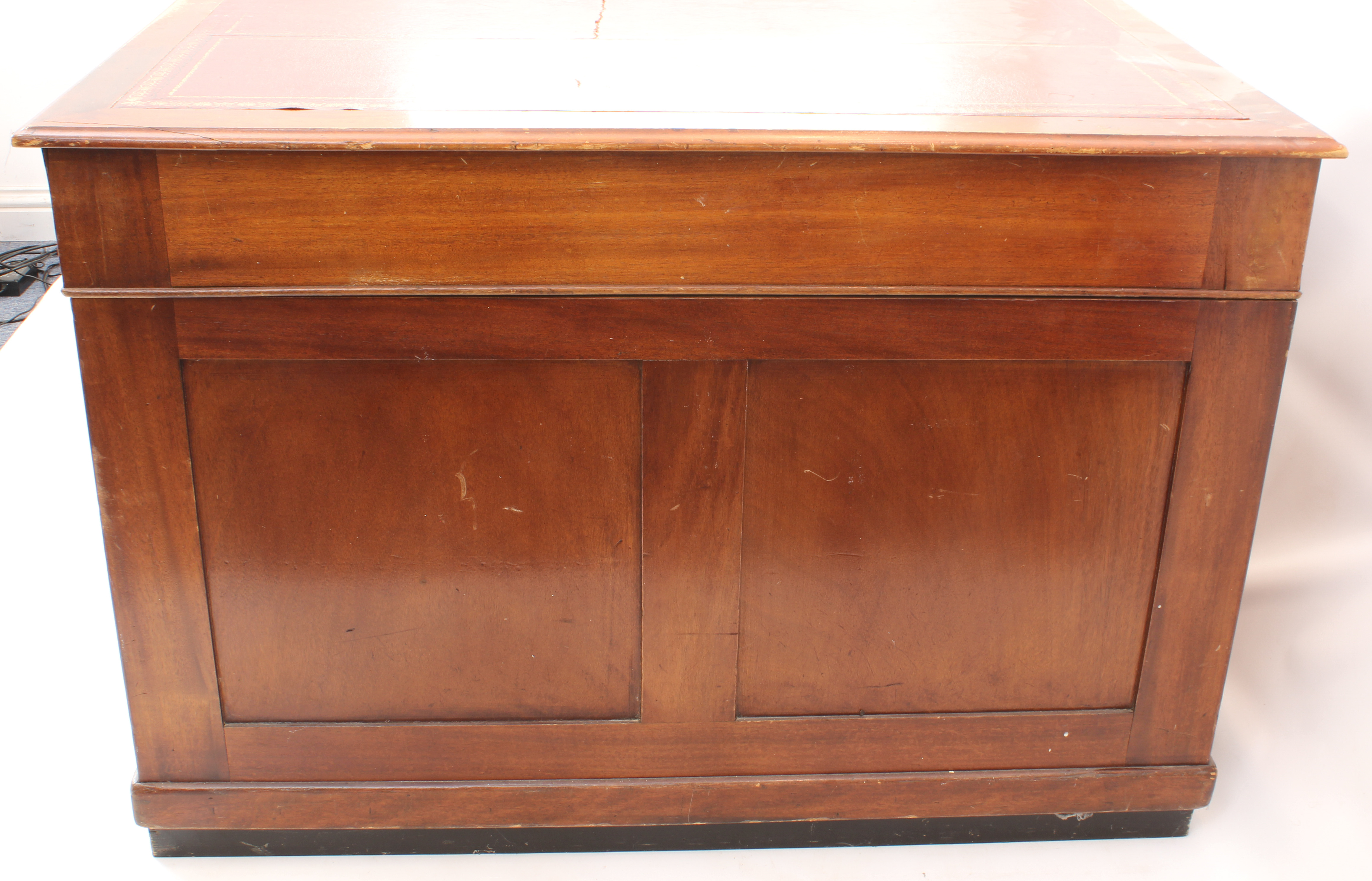 A mid-century mahogany partners' desk - the top with three frieze drawers to either side and an - Bild 5 aus 5