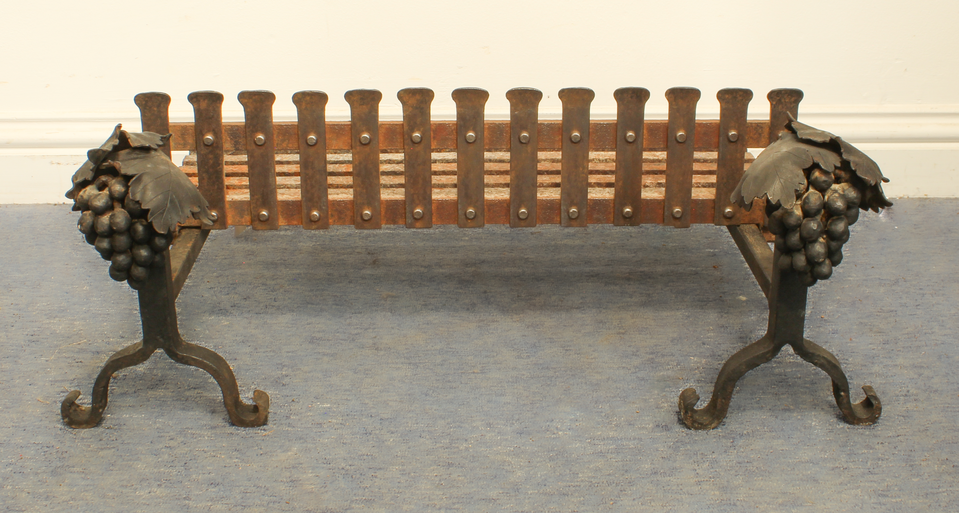 A cast iron fireback with wrought iron grate and firedogs - the arched fireback with cast decoration - Bild 6 aus 8