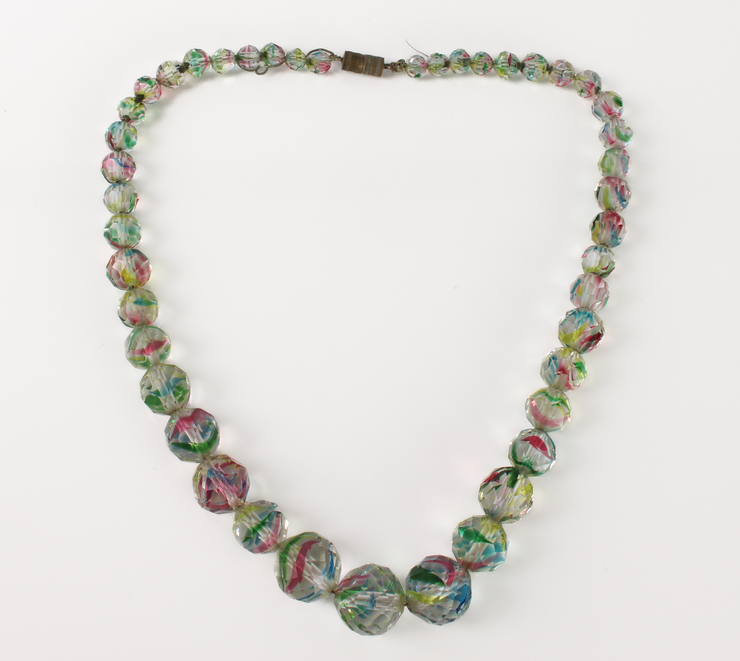 A vintage mid-century 'watermelon' bead necklace - 1930s-50s, the faceted, graduated clear glass - Bild 2 aus 2