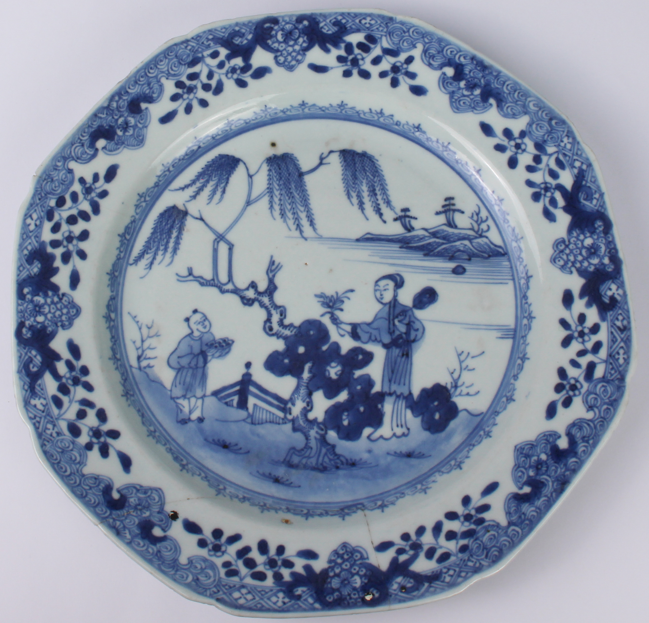 Eight Chinese export porcelain blue and white plates and octagonal platters - late 18th / early 19th - Image 4 of 31