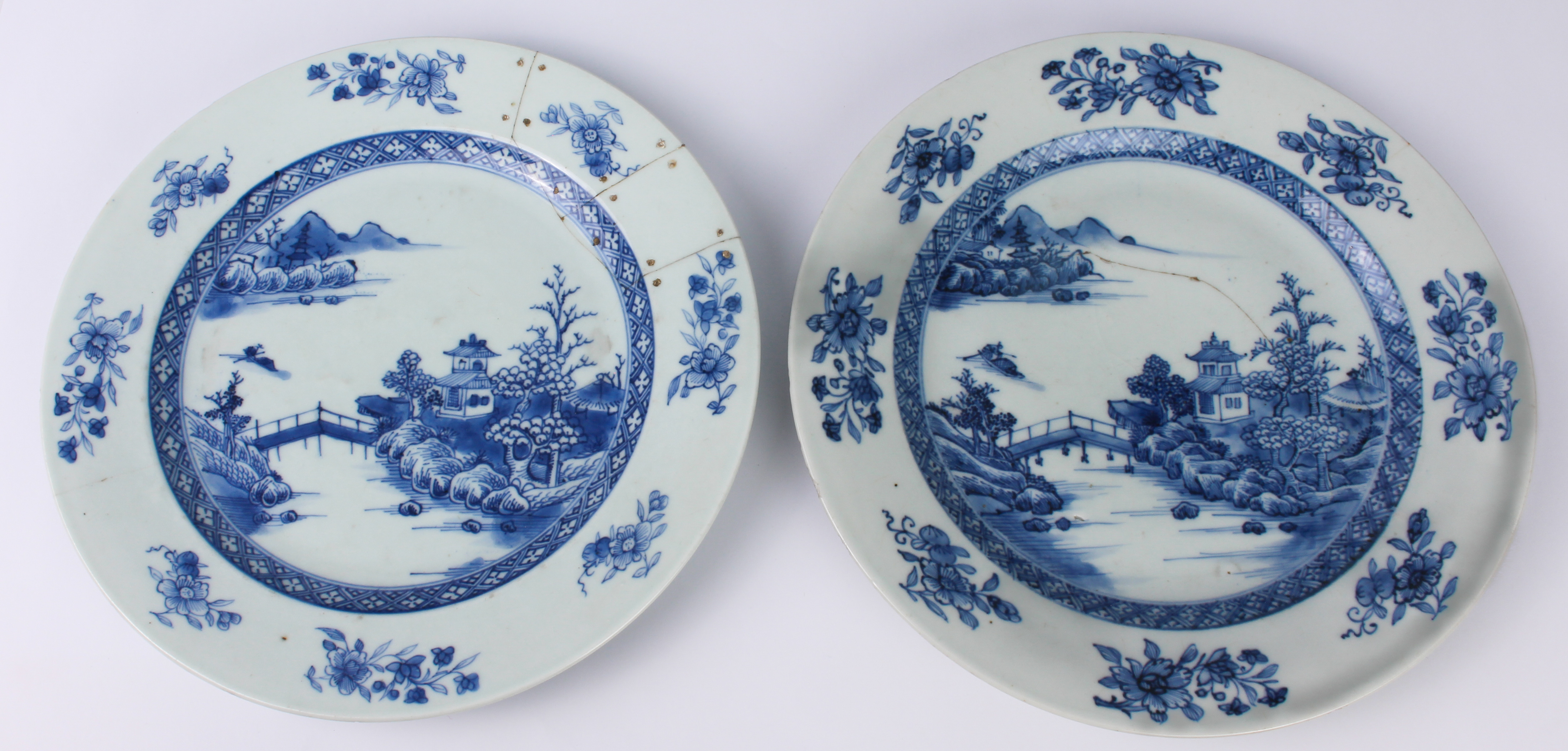 Eight Chinese export porcelain blue and white plates and octagonal platters - late 18th / early 19th - Image 2 of 31