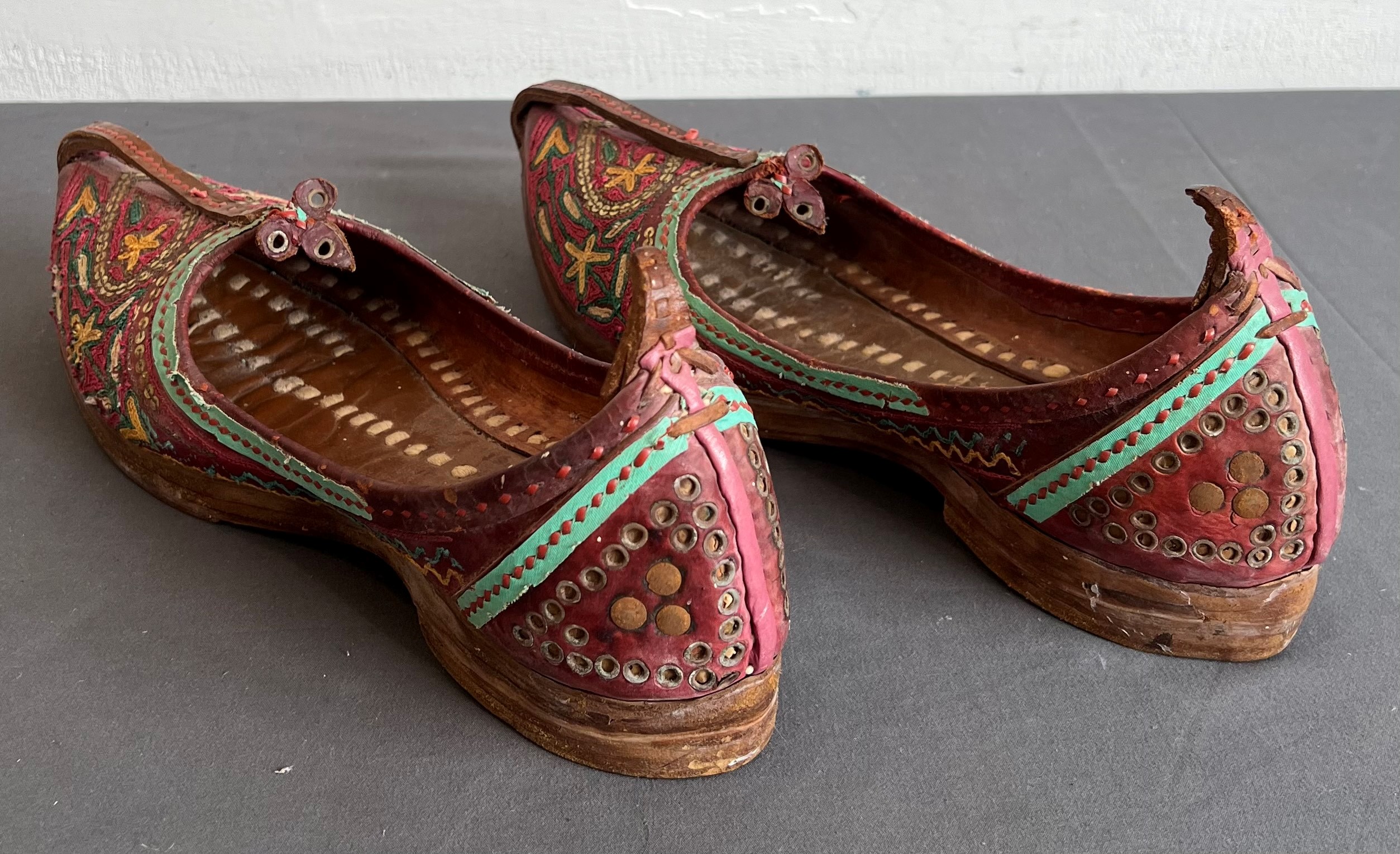 A fine pair of Turkish leather and silk embroidered gentleman's slippers - probably early 20th - Image 2 of 3