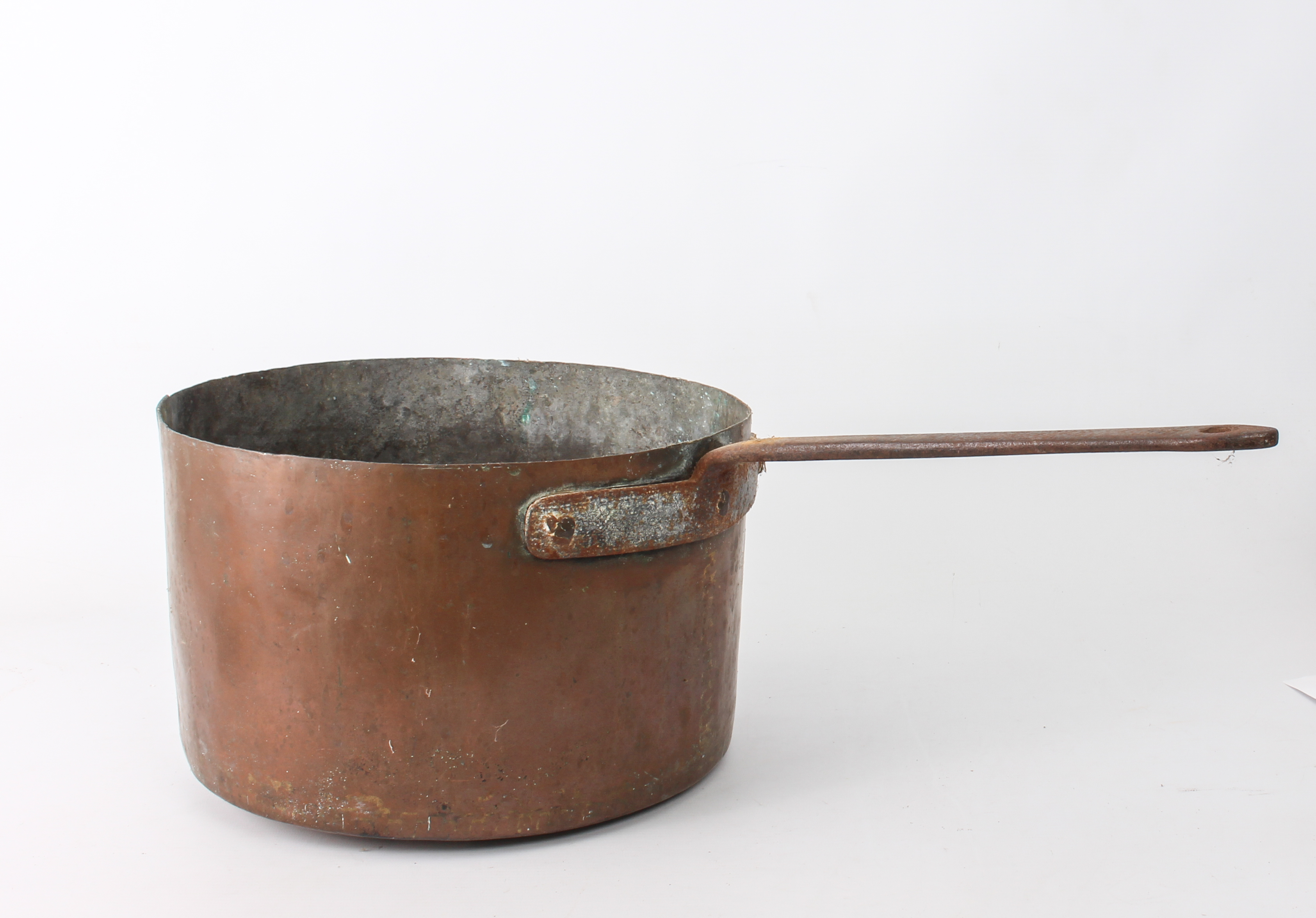 Seven pieces of copper and brass ware: a large copper and wrought iron 30 cm sauce pan; a smaller - Bild 2 aus 4