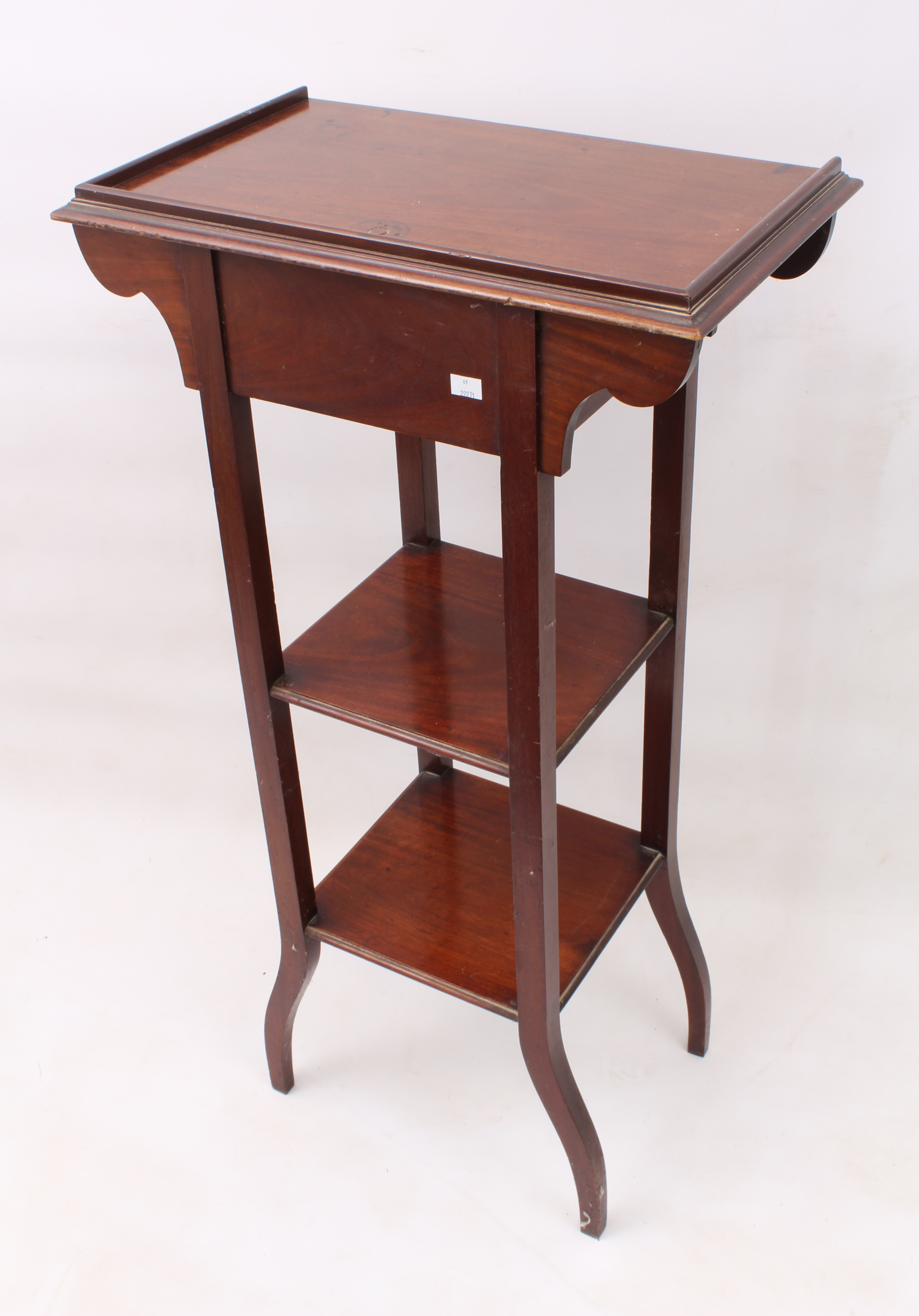 An Edwardian mahogany three-tier whatnot - probably originally a shaving stand, the outset, three- - Bild 4 aus 4