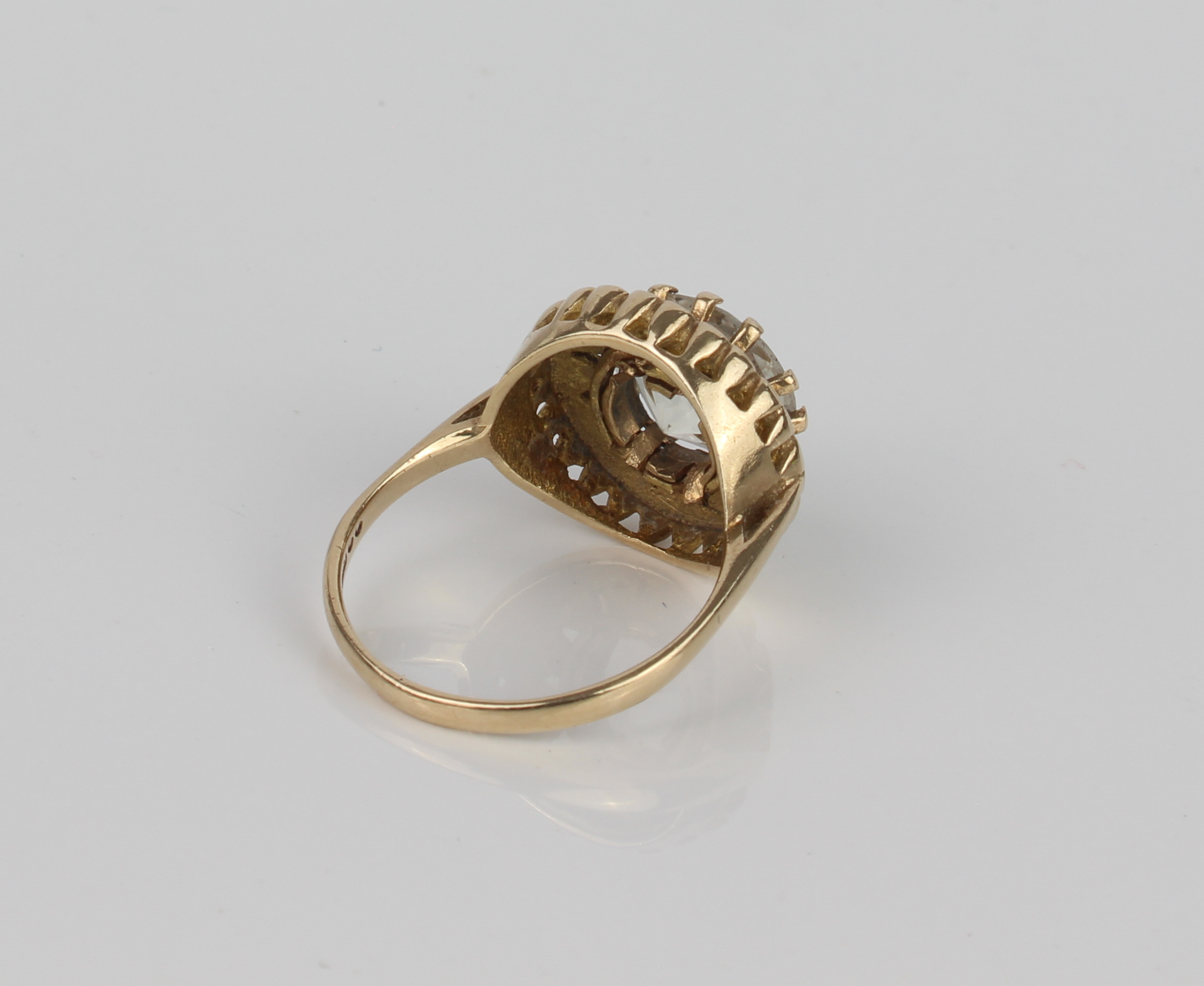 A vintage 9ct gold ring set with a large white stone - hallmarked London 1967, the claw set 9.75 - Image 4 of 5