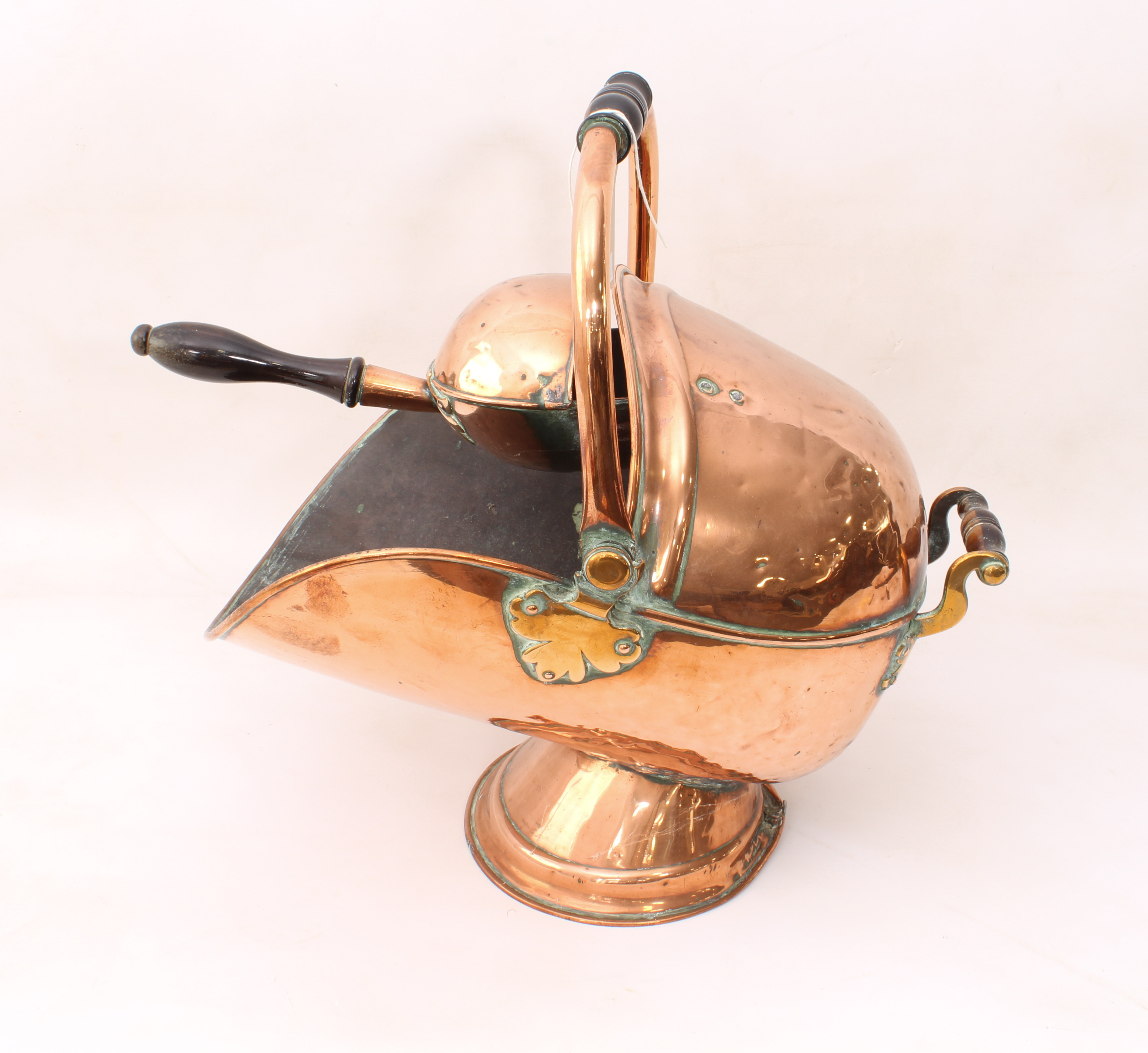 Six pieces of copper and brass ware: a late 19th century copper and brass helmet-shaped coal - Bild 2 aus 9