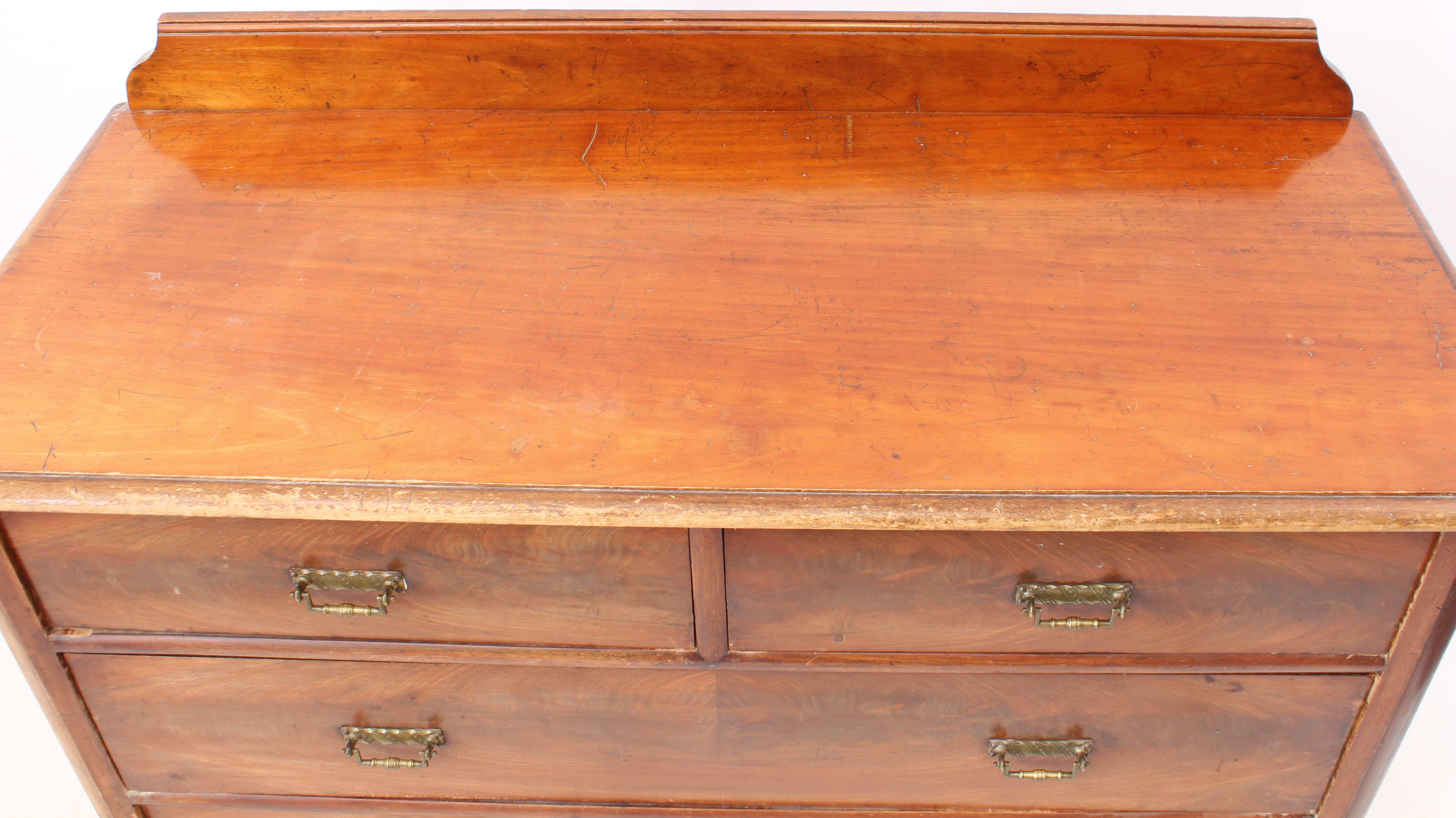 A late 19th century mahogany chest of drawers - the moulded top with short upstand over two short - Bild 3 aus 4