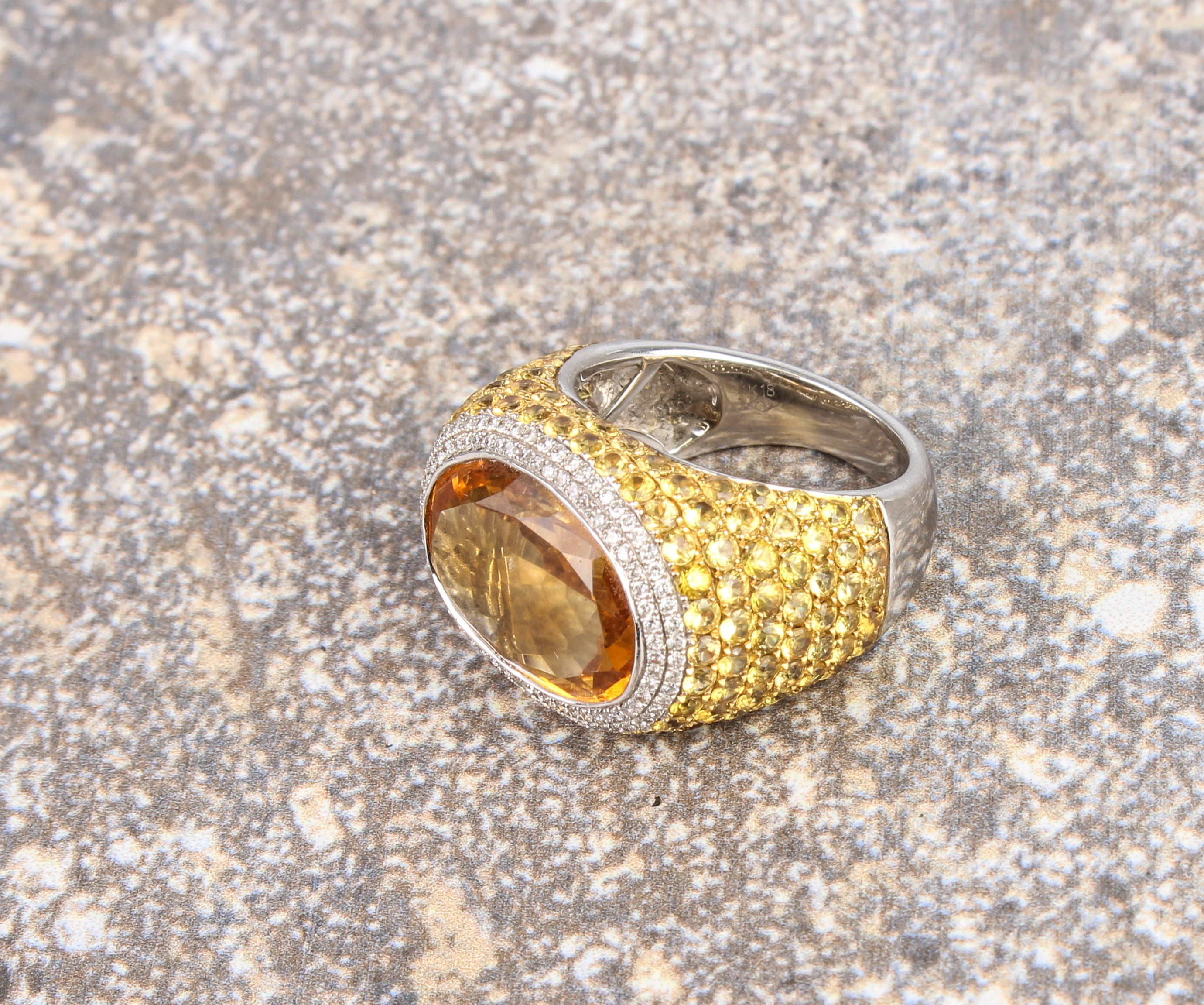 An impressive 18ct gold, citrine, yellow sapphire and diamond ring - marked 'K18 750', the 8.05ct - Bild 2 aus 3