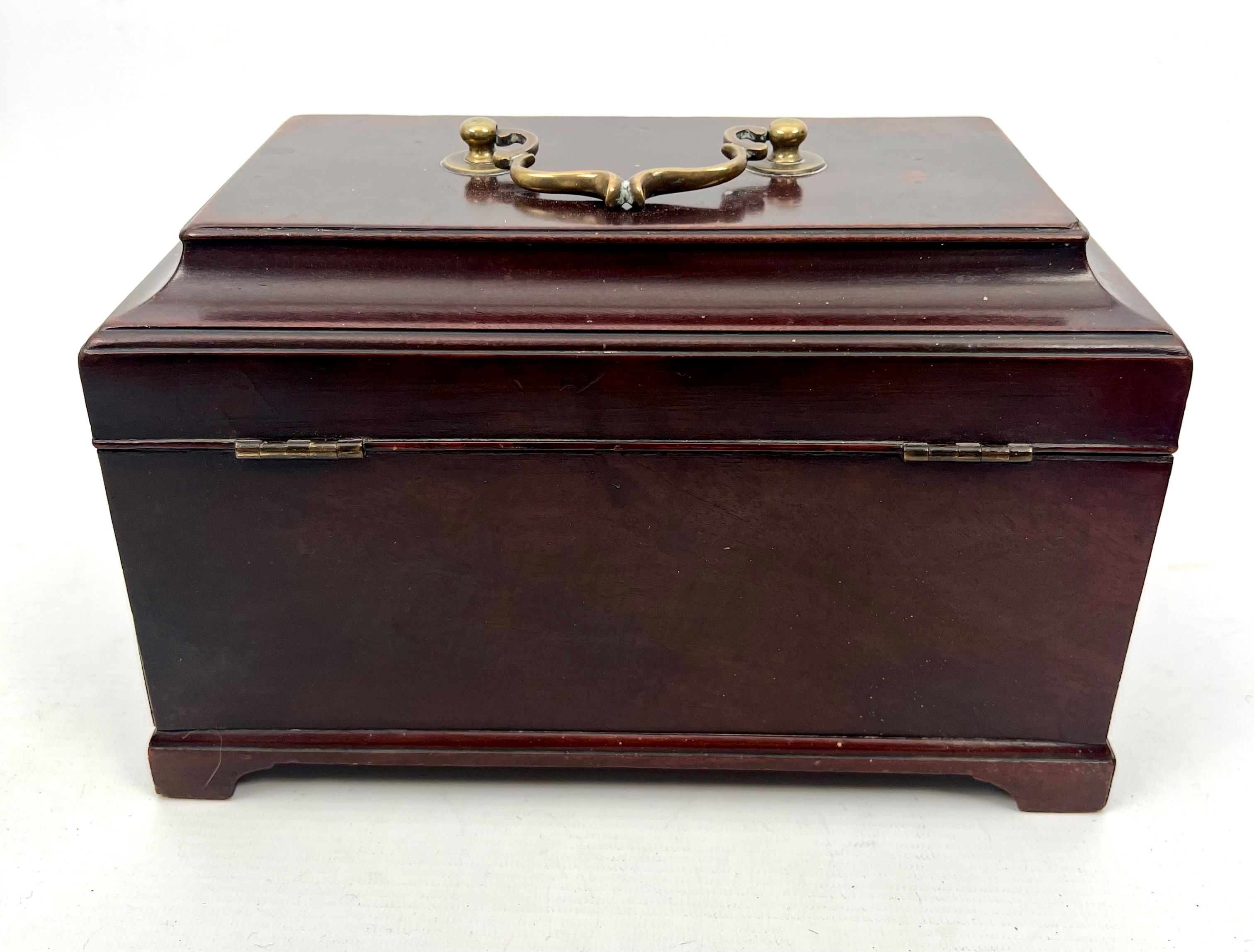 A George III mahogany sarcophagus tea caddy - with original brass handle and pierced escutcheon, - Bild 3 aus 6