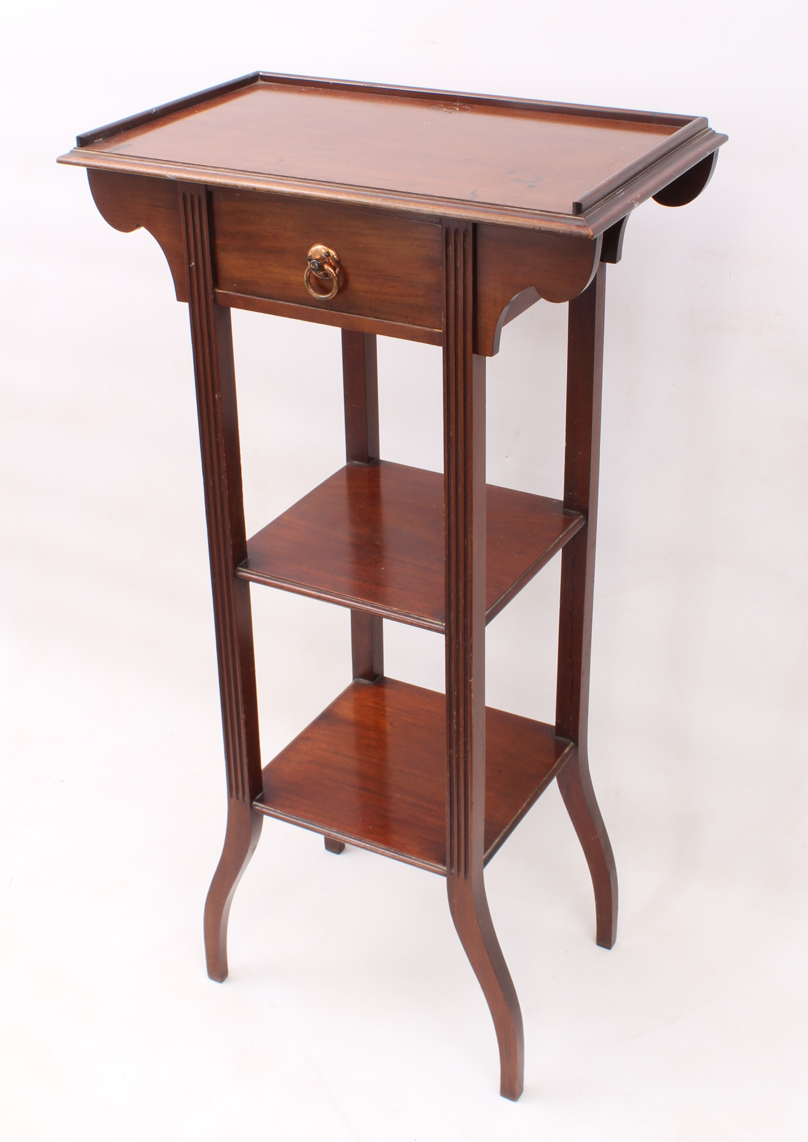 An Edwardian mahogany three-tier whatnot - probably originally a shaving stand, the outset, three- - Bild 2 aus 4