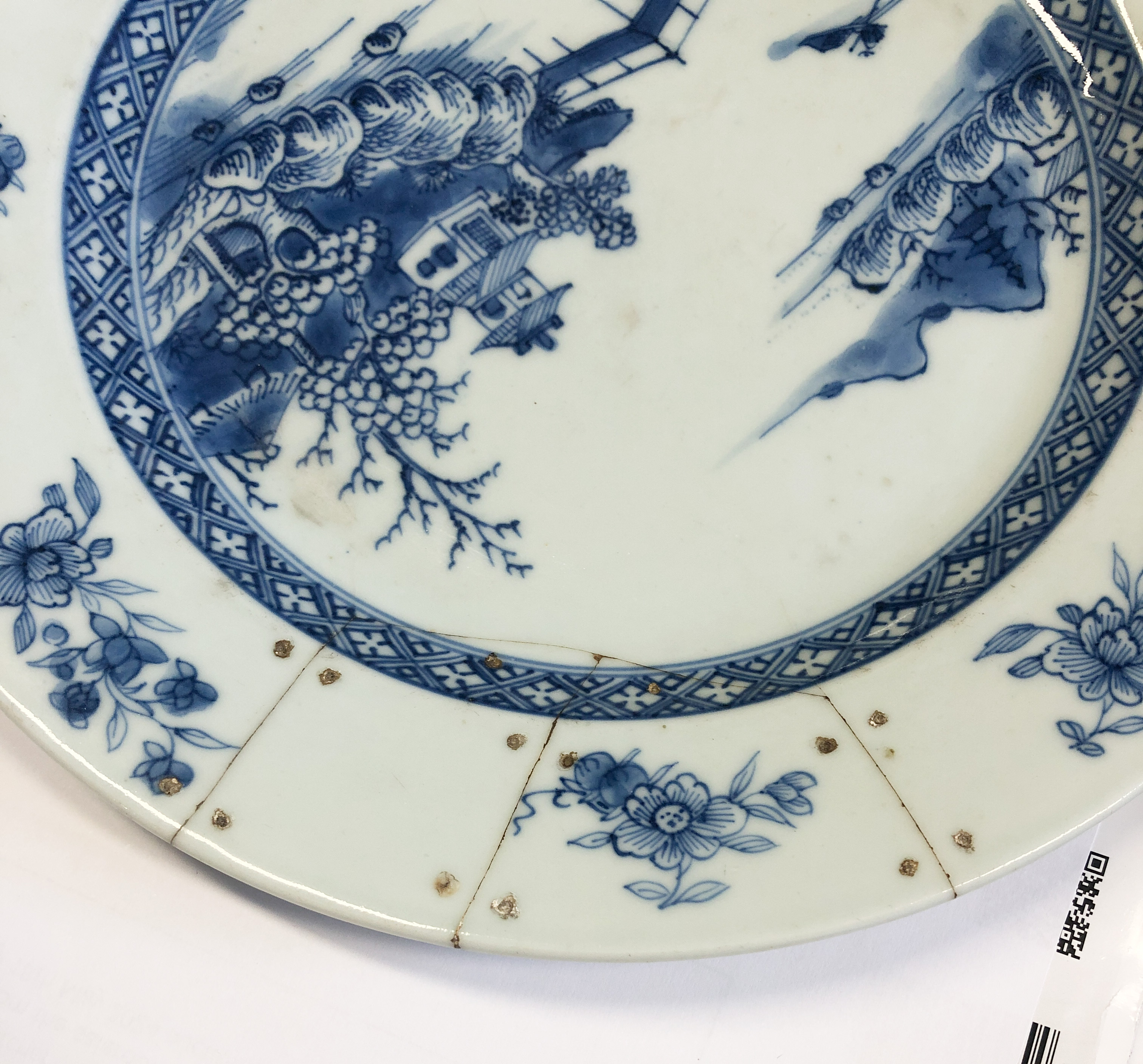 Eight Chinese export porcelain blue and white plates and octagonal platters - late 18th / early 19th - Image 20 of 31