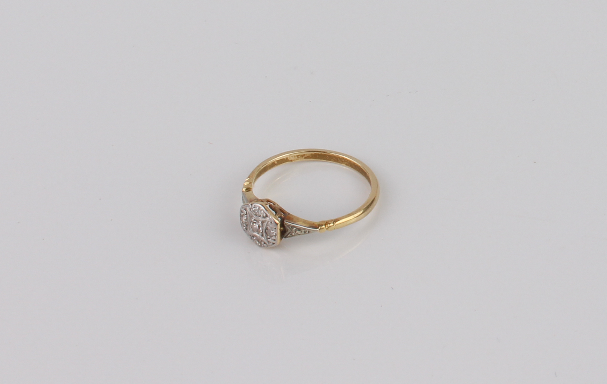 A mid-century 18ct yellow gold and diamond cluster ring - 1930s-40s, unmarked, tests as 18ct gold, - Bild 4 aus 4