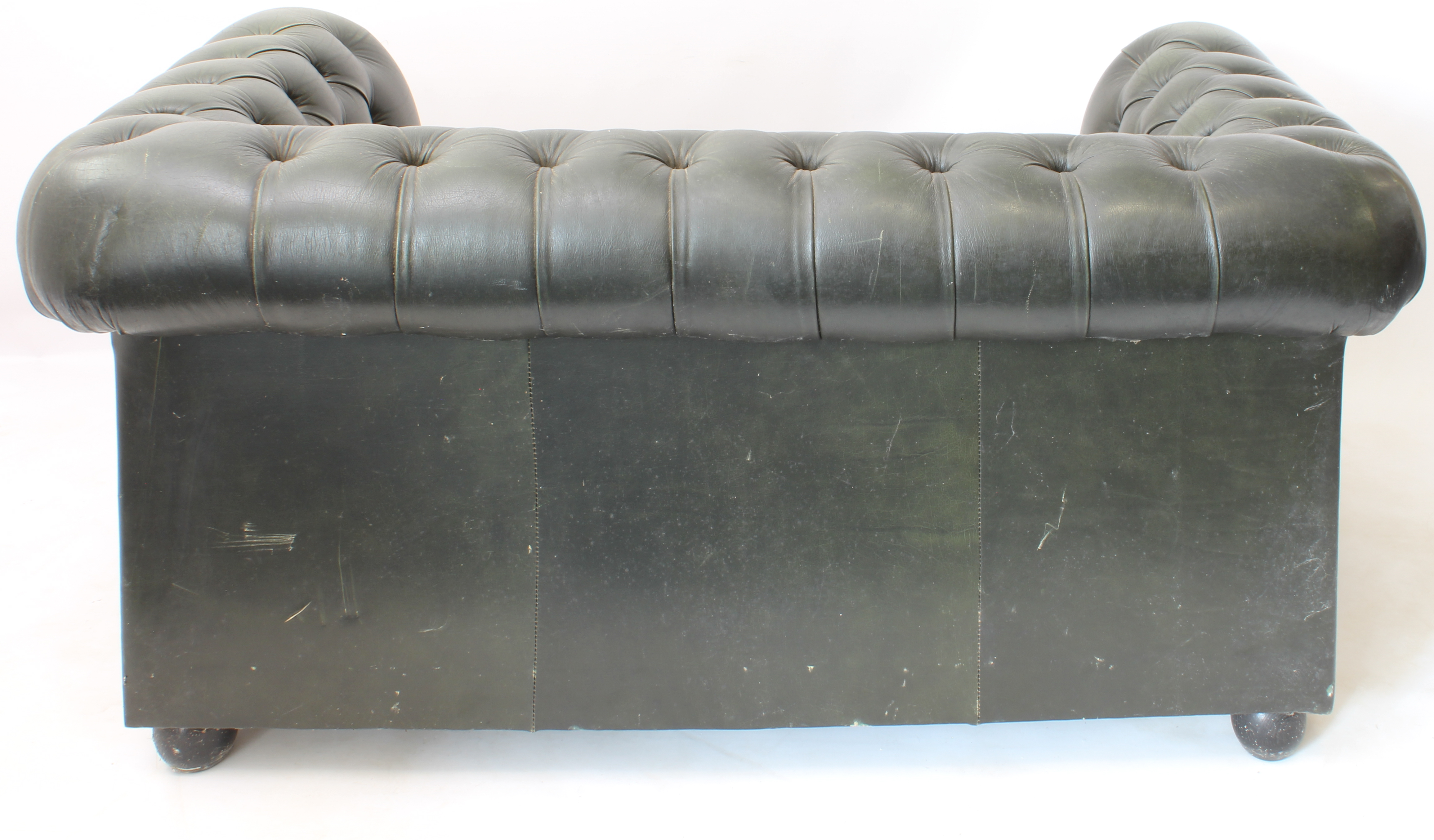 A green leather two-seater Chesterfield sofa - raised on four bun feet (LWH 148 x 87 x 71 cm) - Image 3 of 3