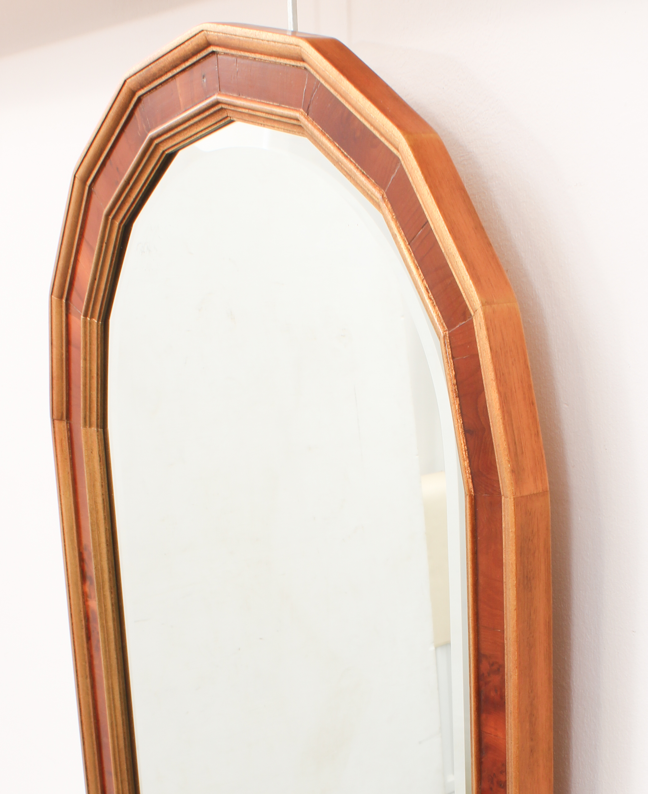 A yew veneered and parcel-gilt arched mirror - modern, with bevelled plate. (133 x 45.5 cm) - Bild 4 aus 4