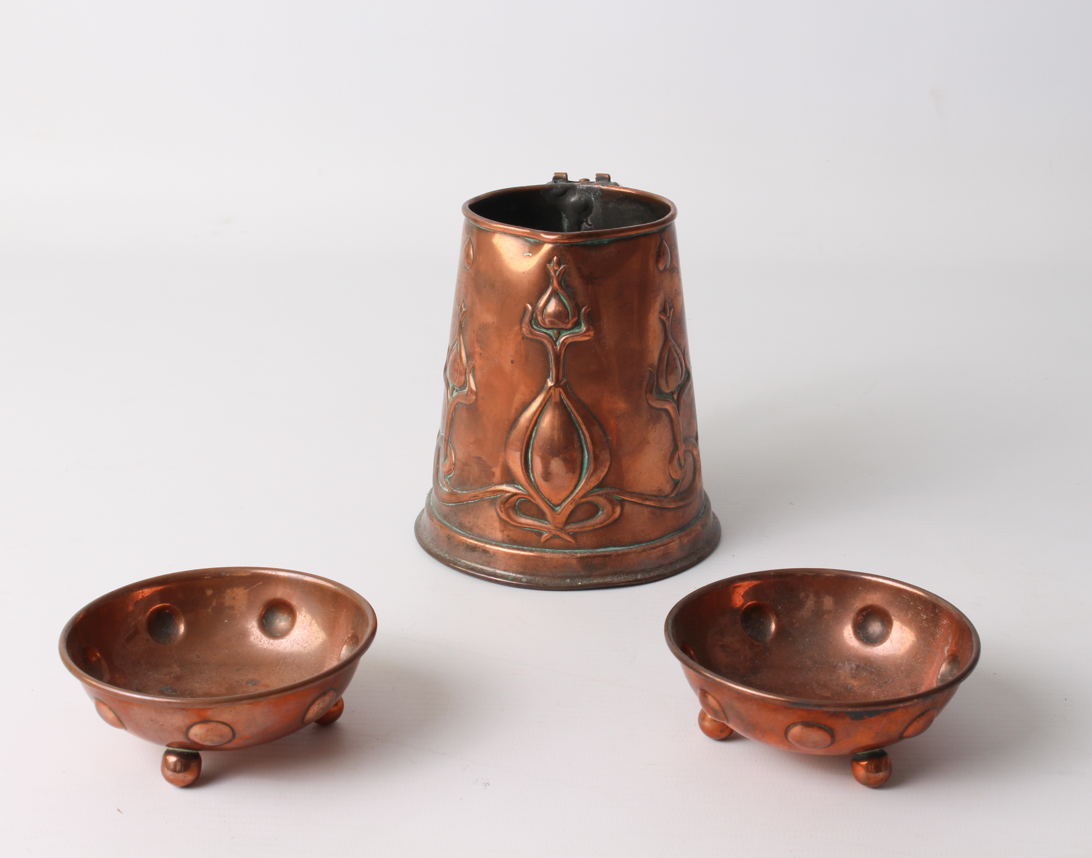 Four pieces of Arts & Crafts copper ware - all early 20th century, comprising a planished copper and - Bild 3 aus 3